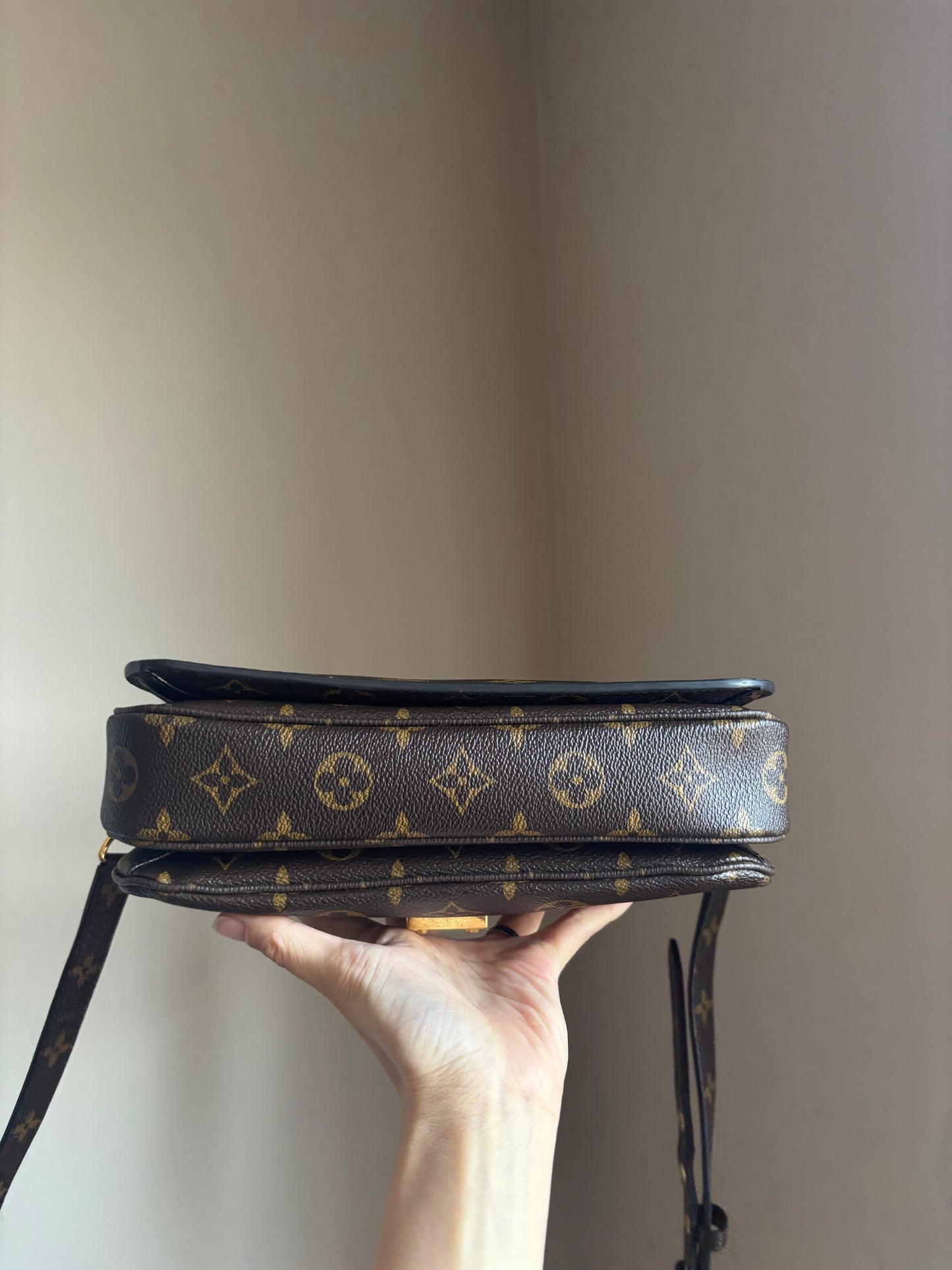 ❗️SOLD❗️ Metis Pochette in Monogram with crossbody strap