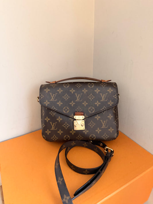 ❗️SOLD❗️Metis pochette in monogram