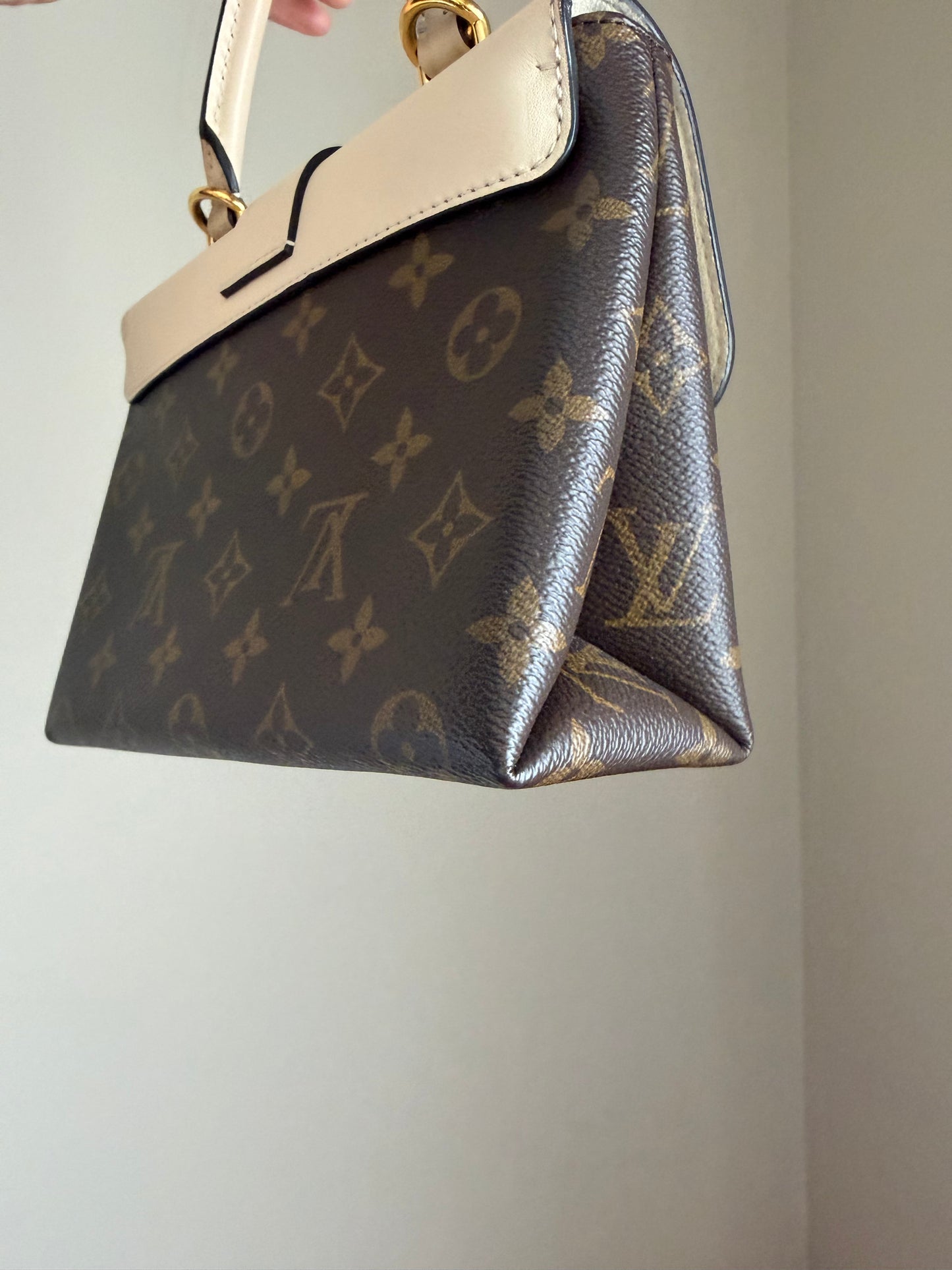 ❗️SOLD❗️Cream Locky BB Monogram
