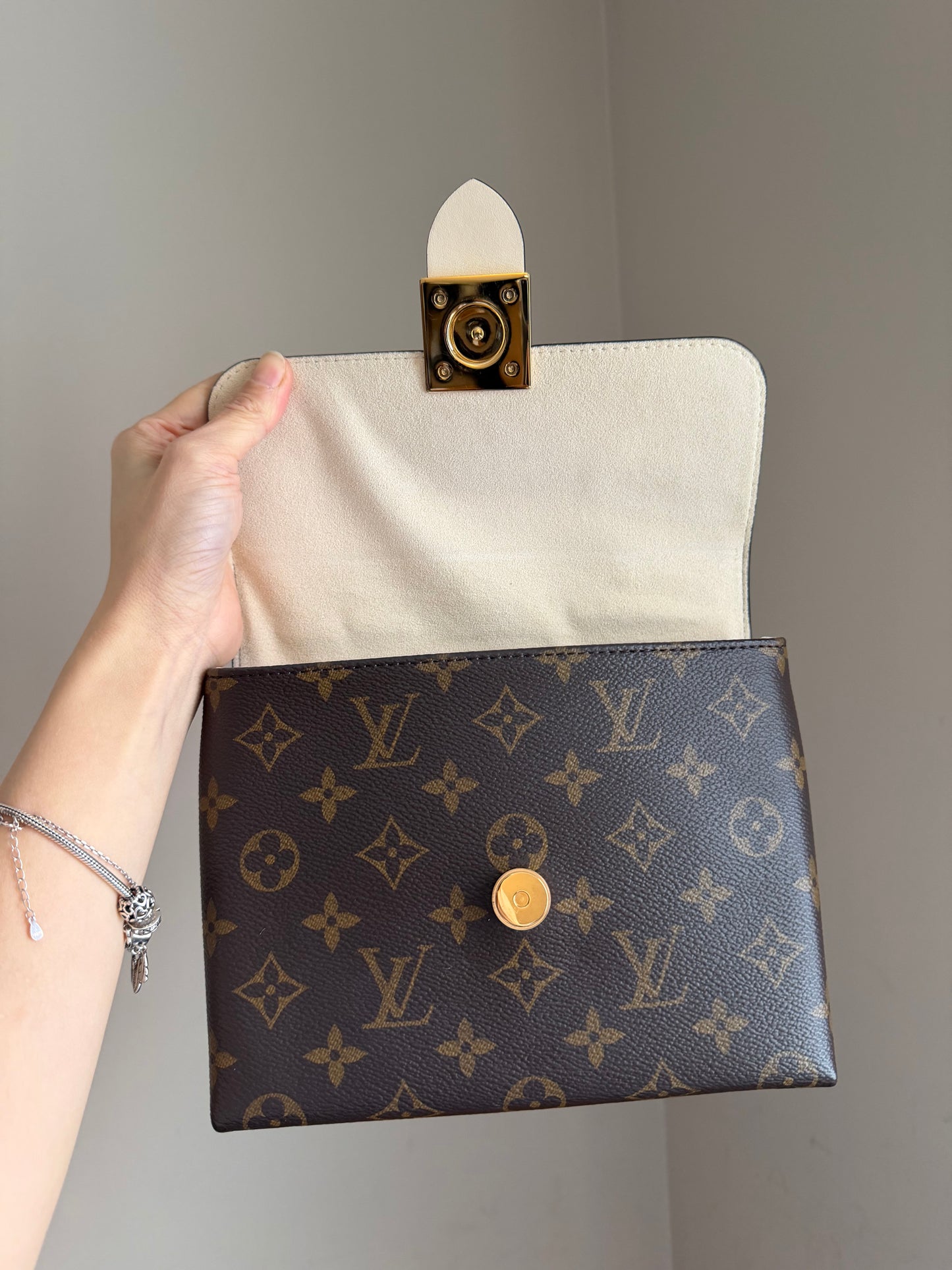 ❗️SOLD❗️Cream Locky BB Monogram