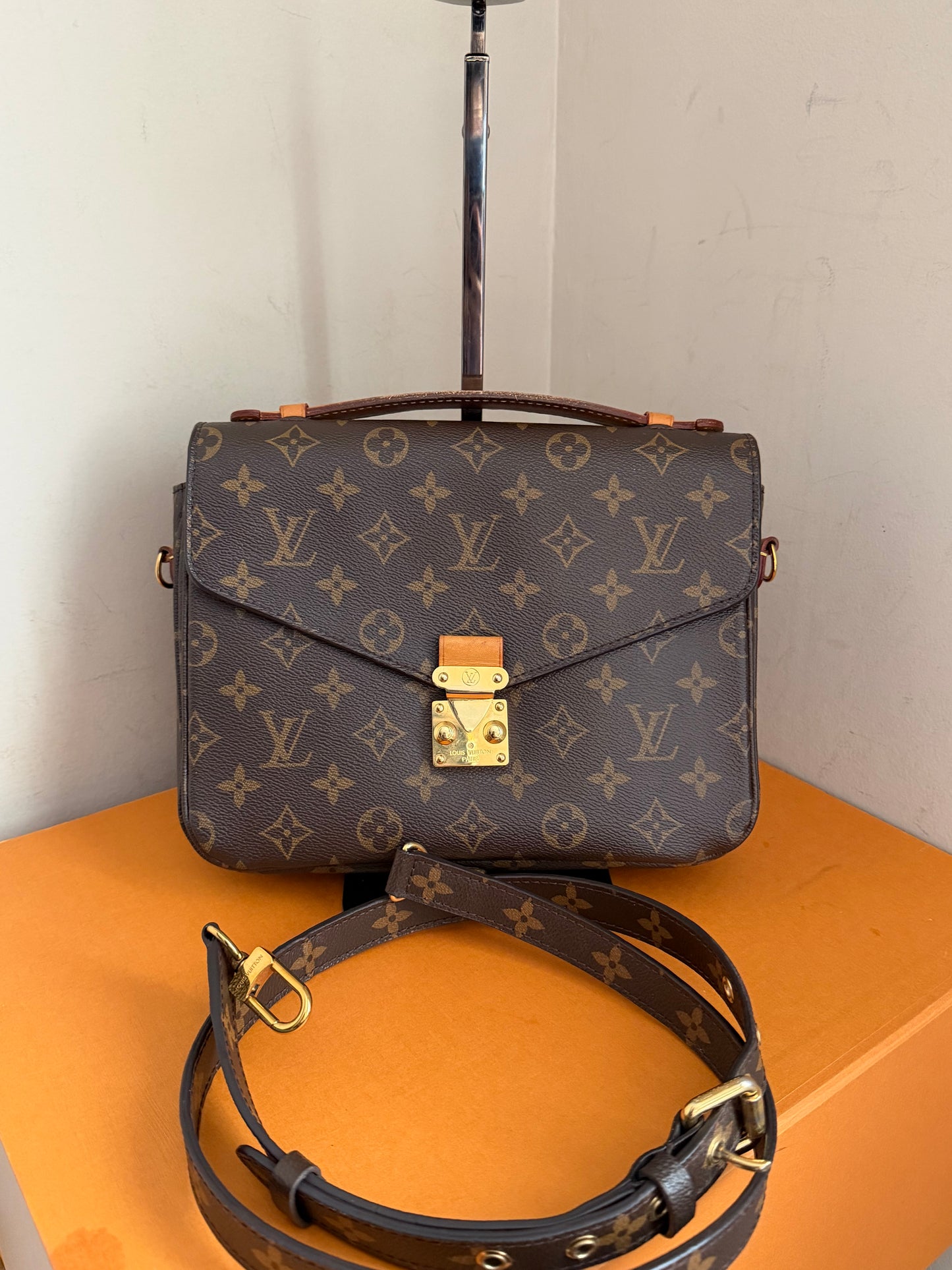 ❗️SOLD❗️Metis Pochette in Monogram
