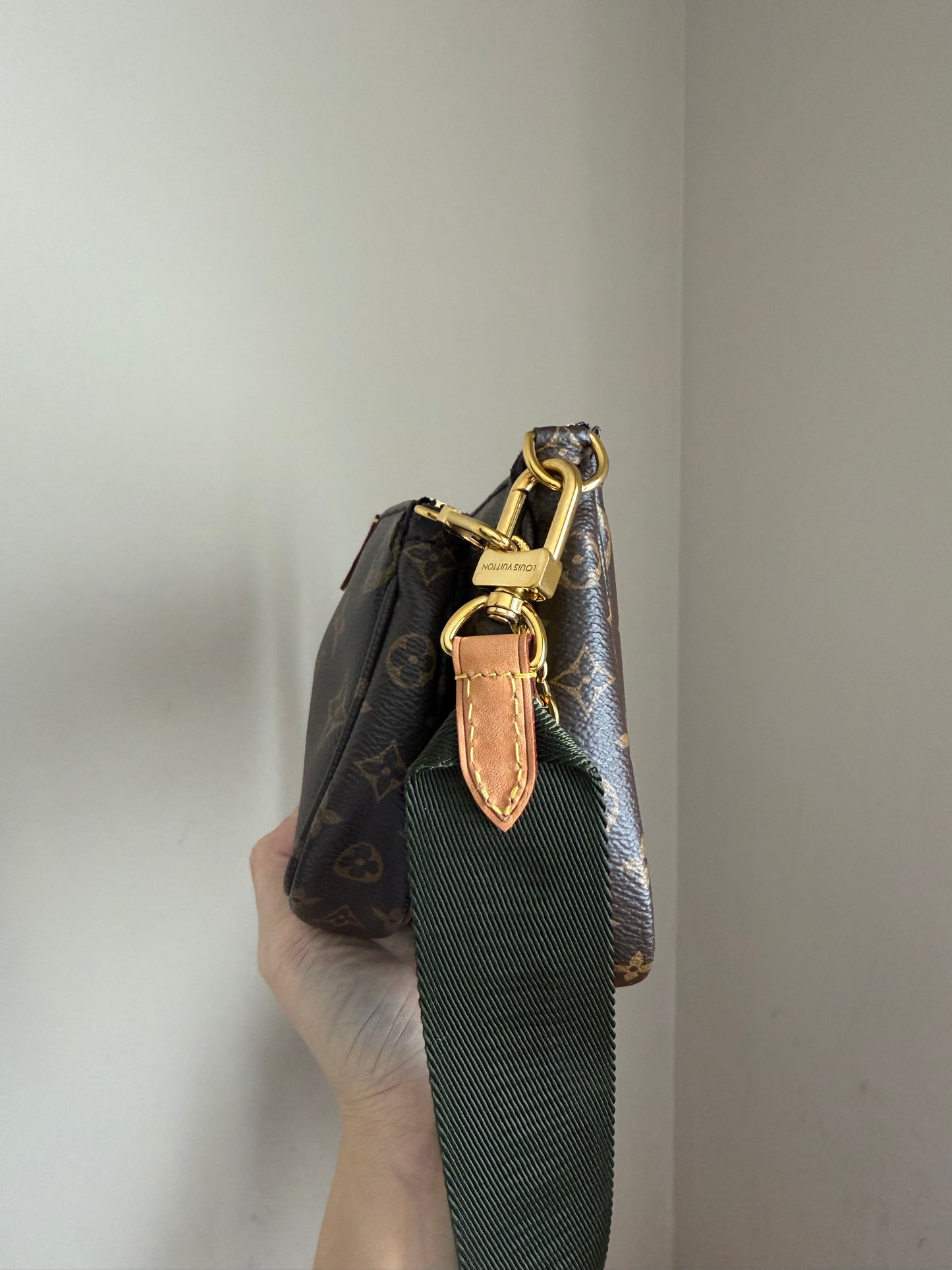 ❗️SOLD❗️MultiPochette w Khakhi strap (microchip)
