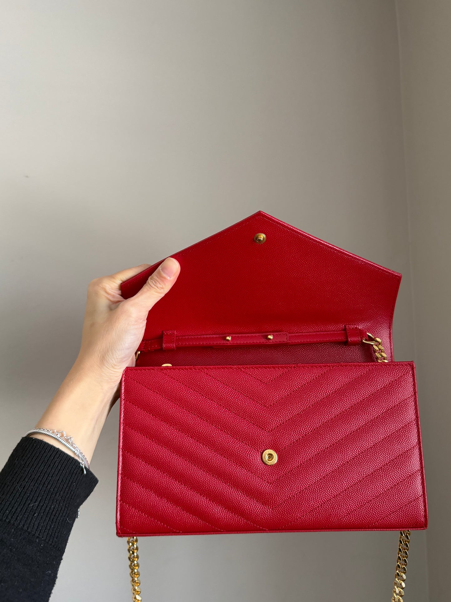 ❗️SOLD❗️Cassandra Wallet On Chain in Red (like new)