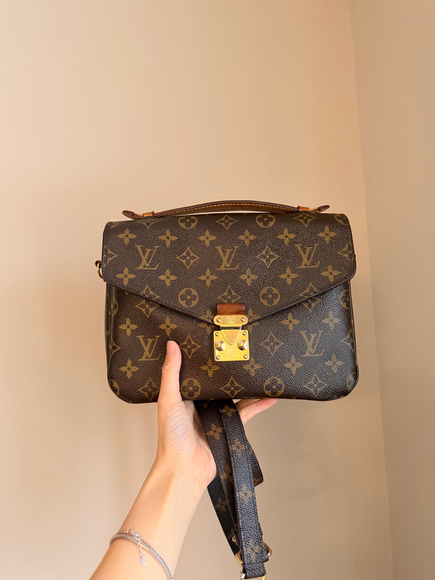 ❗️SOLD❗️Metis pochette in monogram