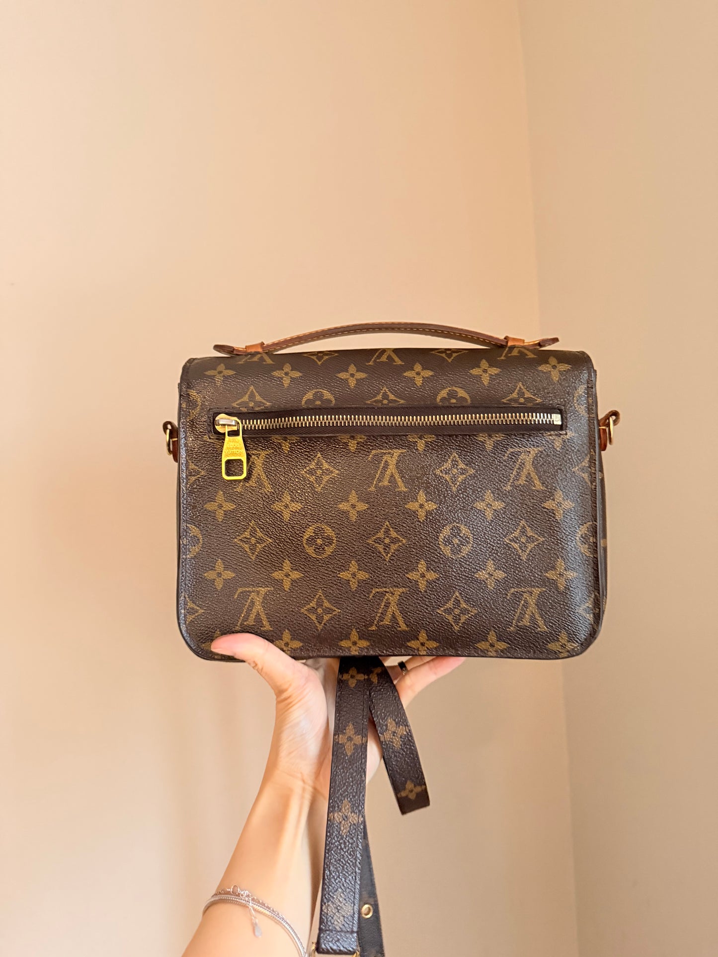 ❗️SOLD❗️Metis pochette in monogram