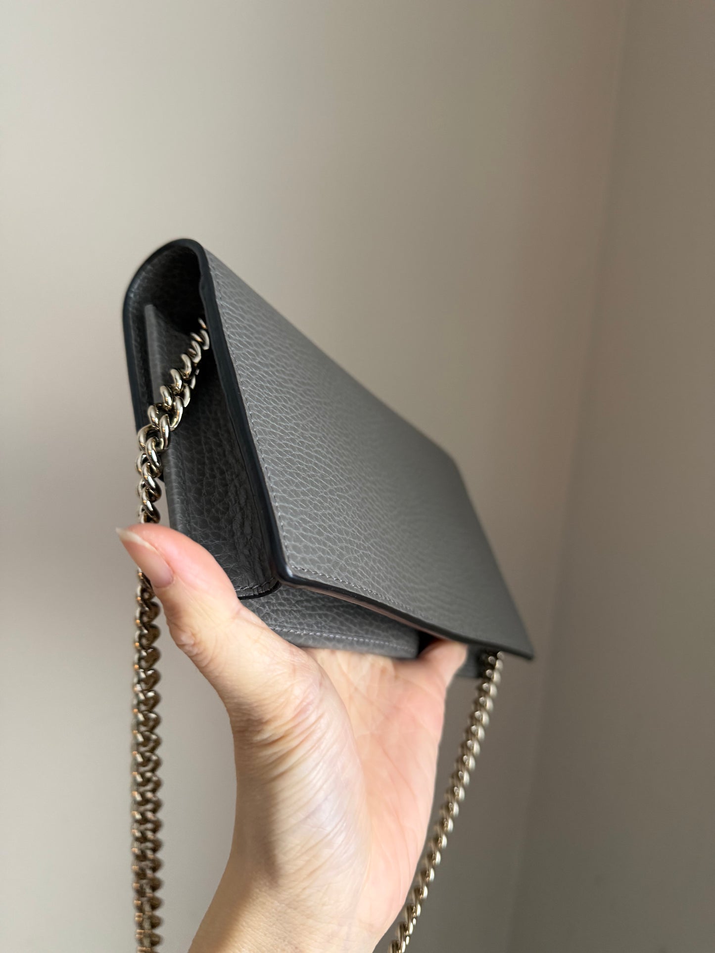 ❗️SOLD❗️Interlocking wallet on chain in gray