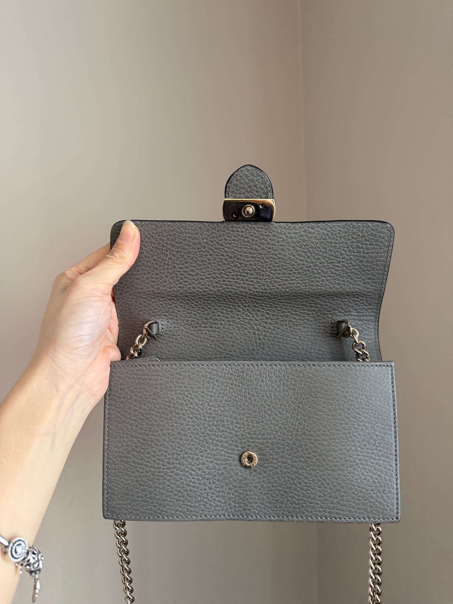 ❗️SOLD❗️Interlocking wallet on chain in gray