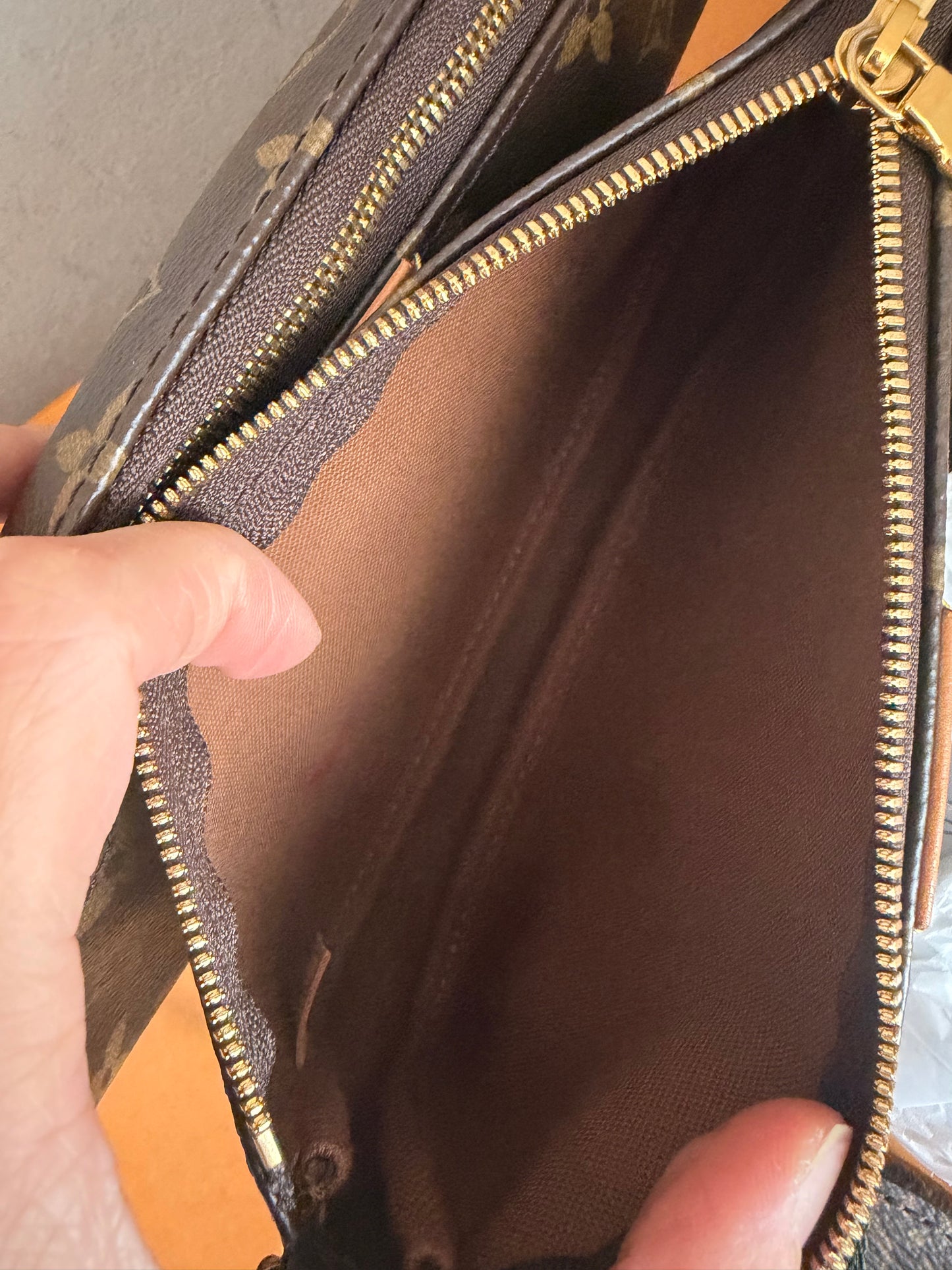 ❗️SOLD❗️MultiPochette w Khakhi strap (microchip)