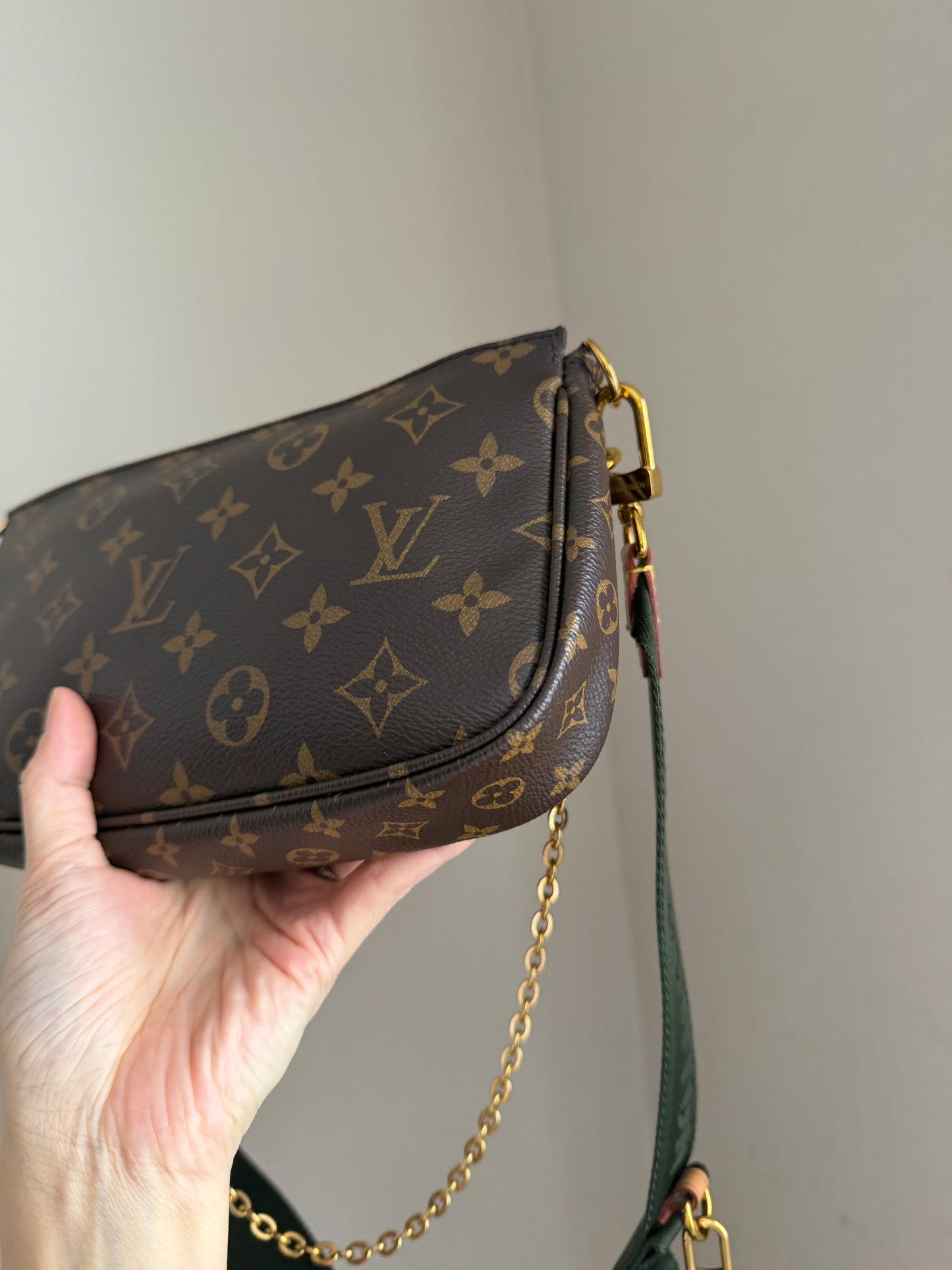 ❗️SOLD❗️MultiPochette w Khakhi strap (microchip)