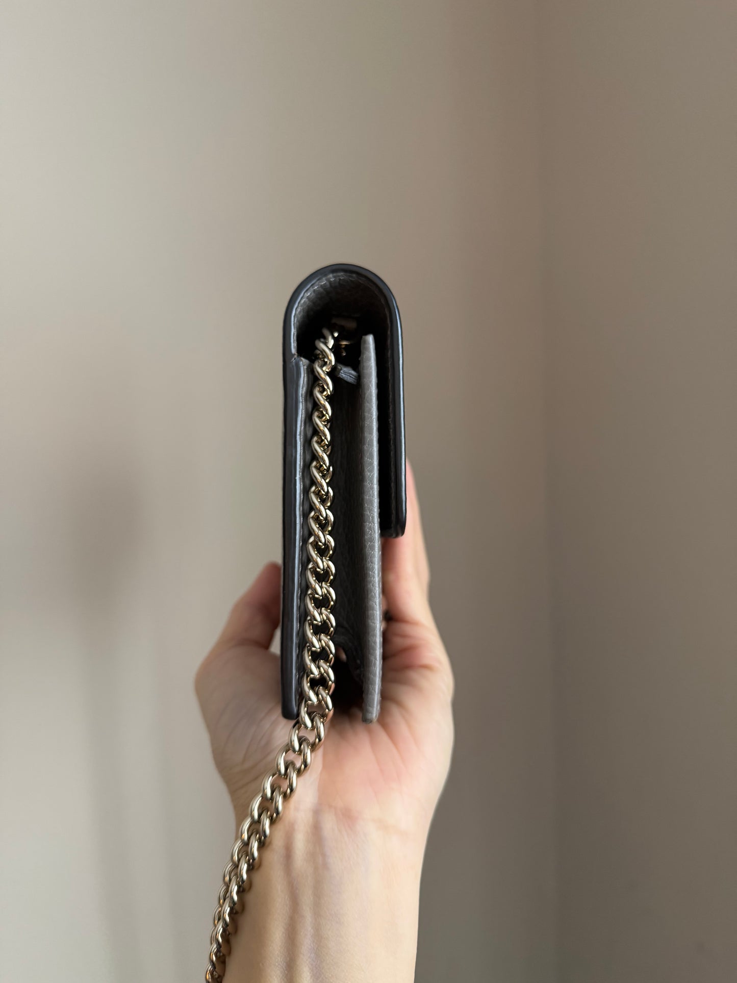 ❗️SOLD❗️Interlocking wallet on chain in gray