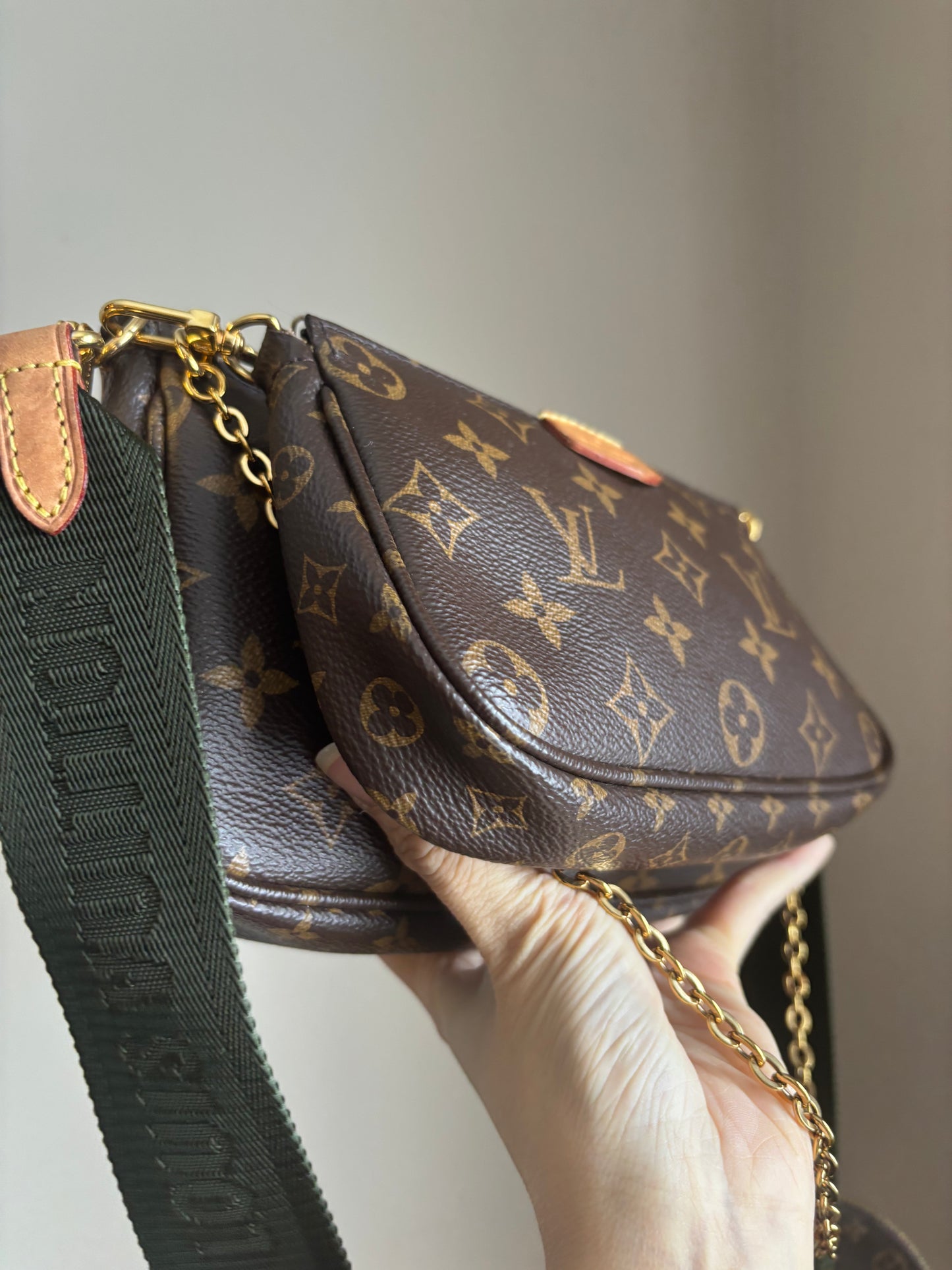 ❗️SOLD❗️Mutipochette with Green Strap
