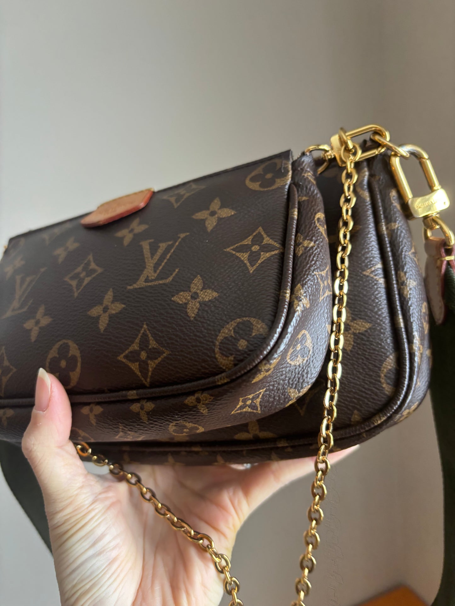 ❗️SOLD❗️Mutipochette with Green Strap