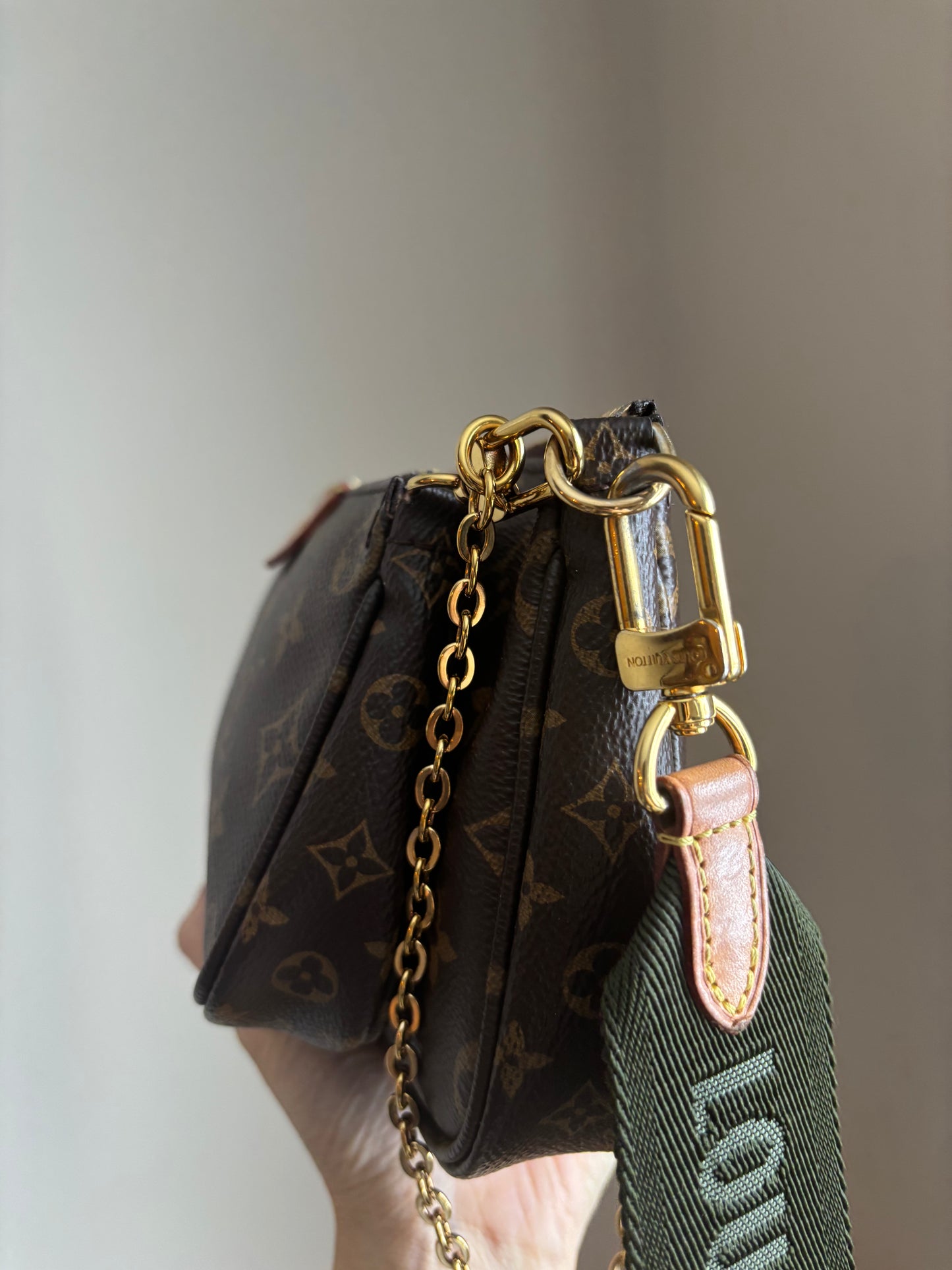 ❗️SOLD❗️Mutipochette with Green Strap