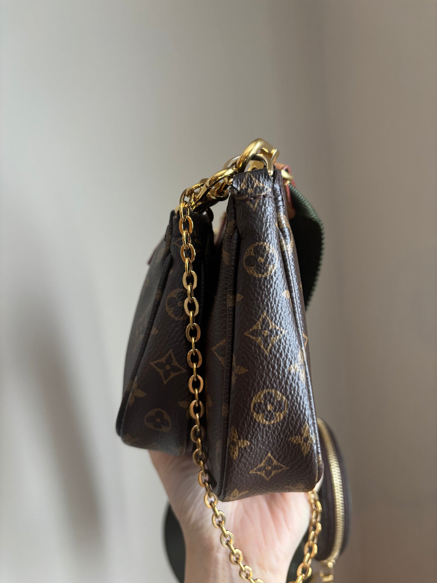 ❗️SOLD❗️Mutipochette with Green Strap