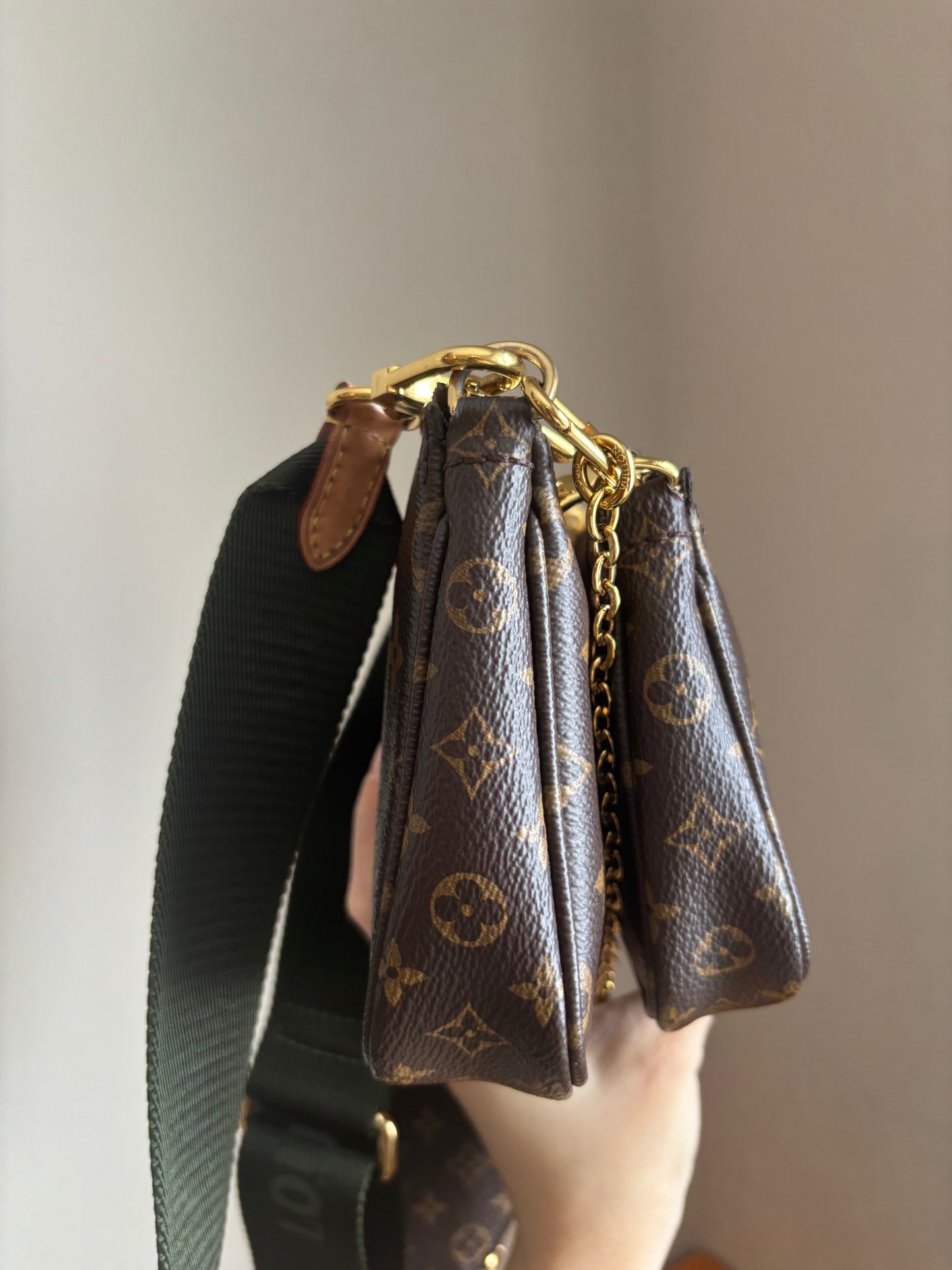 ❗️SOLD❗️Mutipochette with Green Strap