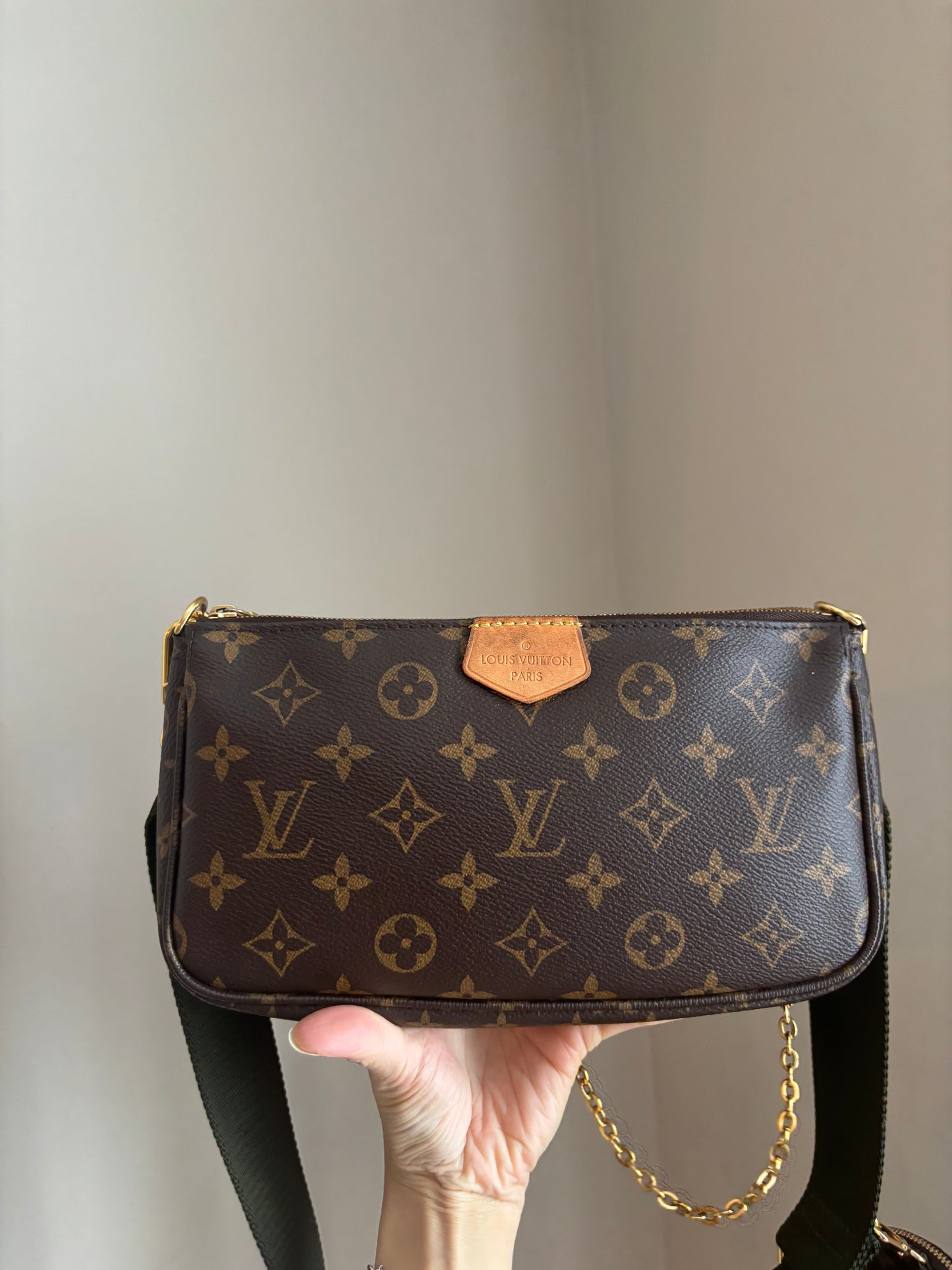❗️SOLD❗️Mutipochette with Green Strap