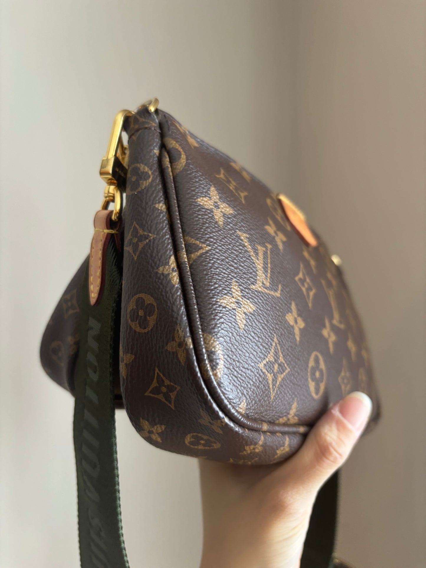 ❗️SOLD❗️Mutipochette with Green Strap