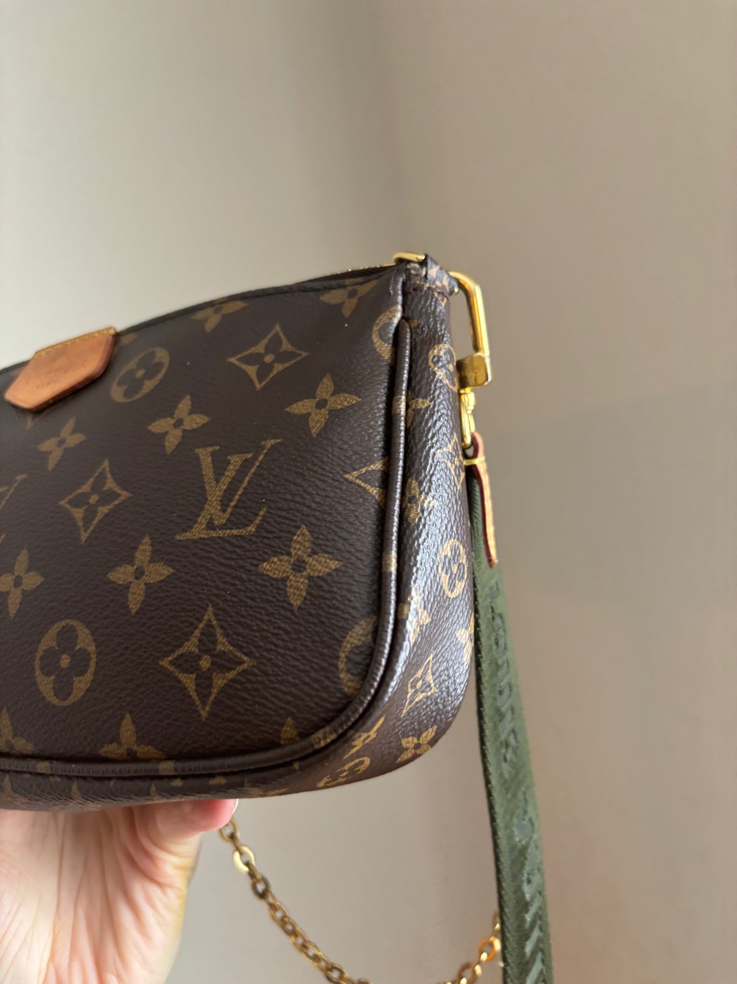❗️SOLD❗️Mutipochette with Green Strap