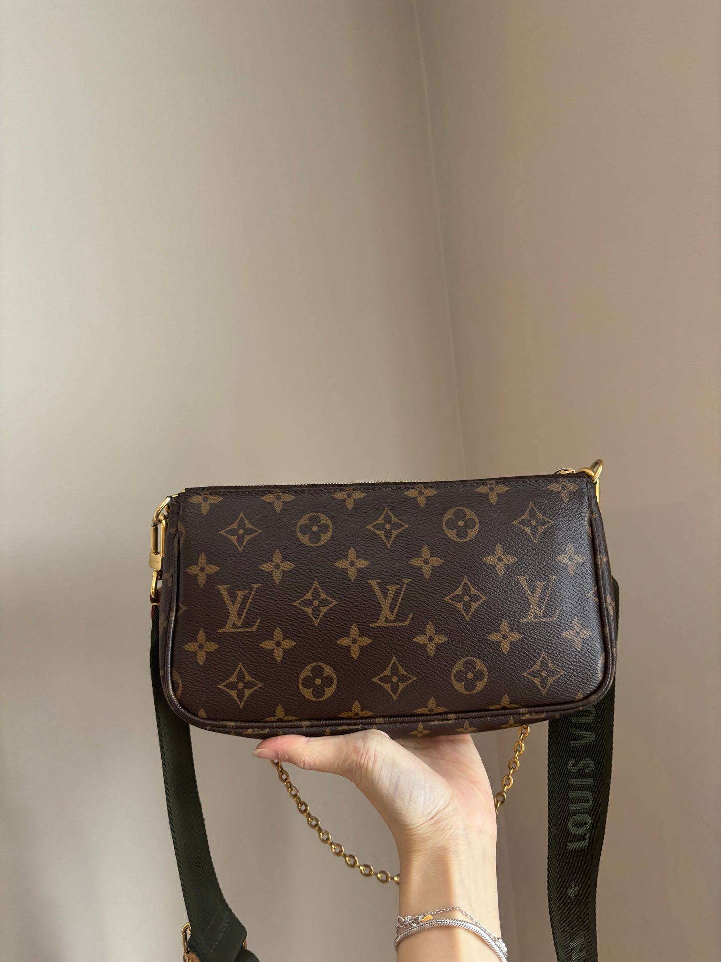 ❗️SOLD❗️Mutipochette with Green Strap