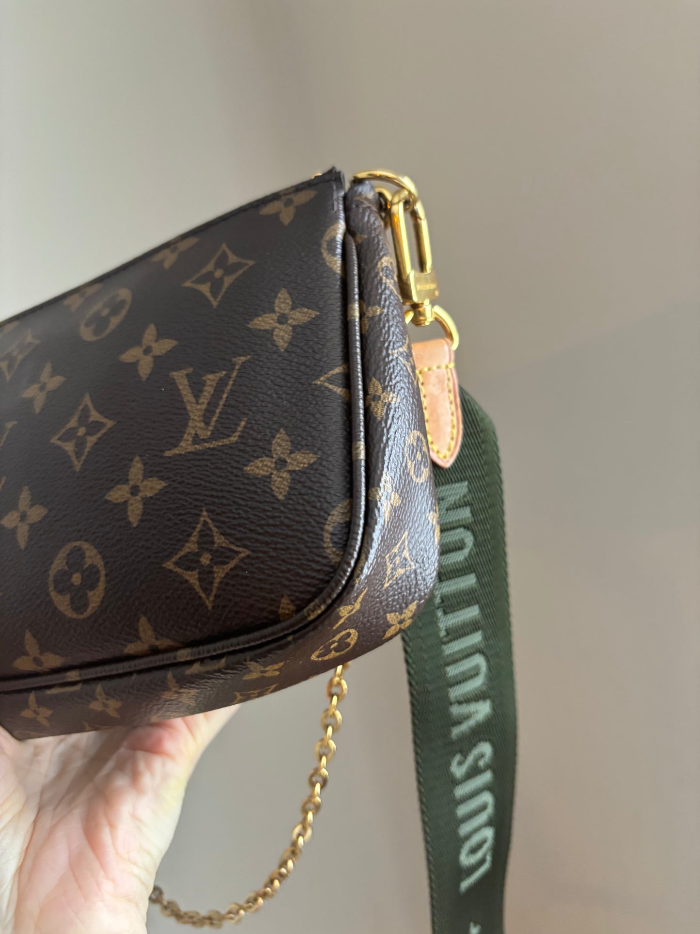 ❗️SOLD❗️Mutipochette with Green Strap