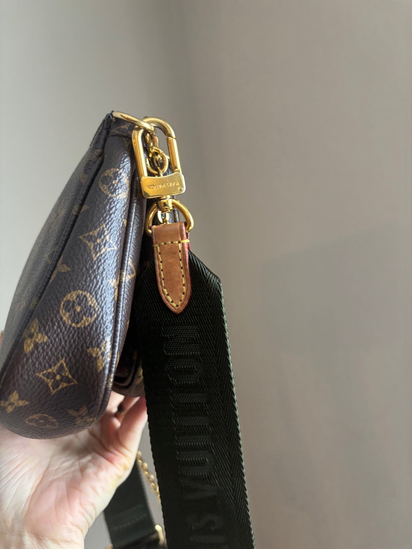 ❗️SOLD❗️Mutipochette with Green Strap