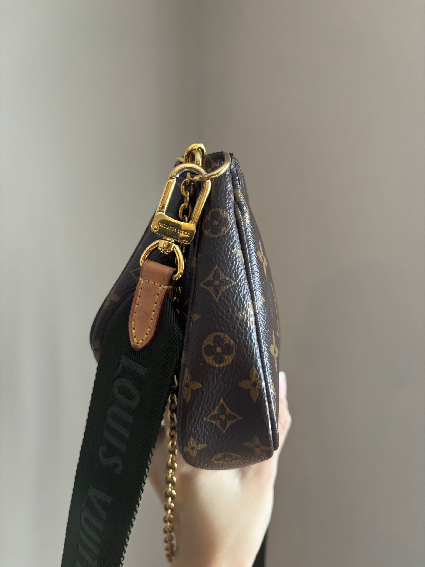 ❗️SOLD❗️Mutipochette with Green Strap
