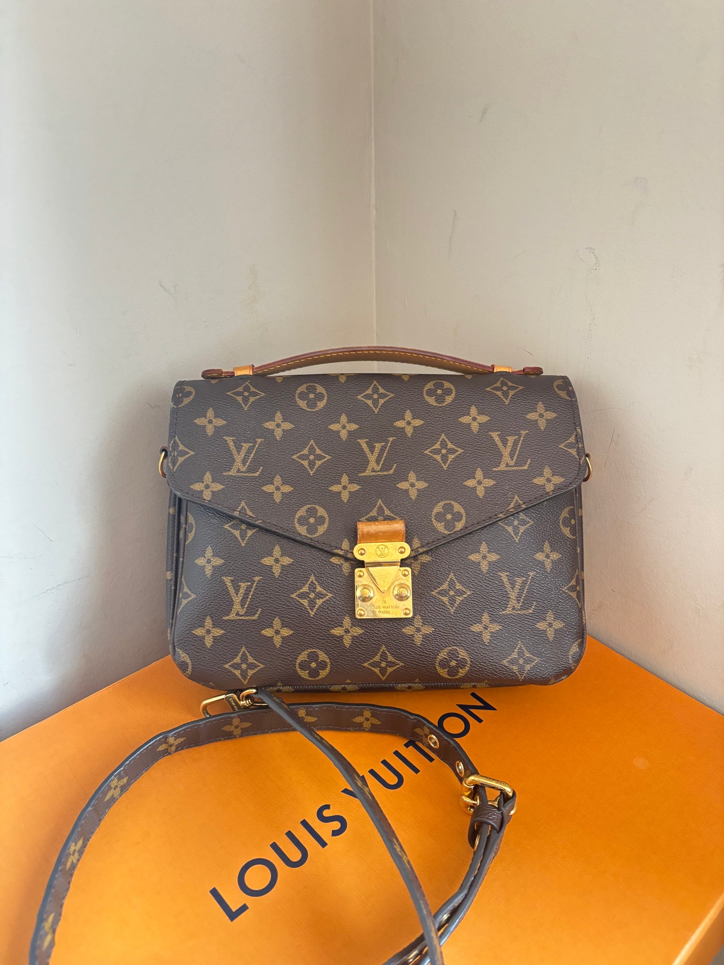 ❗️SOLD❗️ Metis Pochette in Monogram with crossbody strap