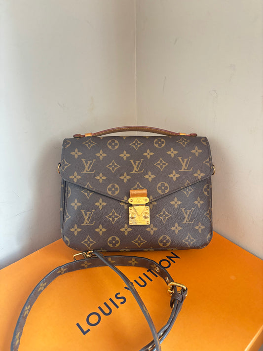 ❗️SOLD❗️ Metis Pochette in Monogram with crossbody strap
