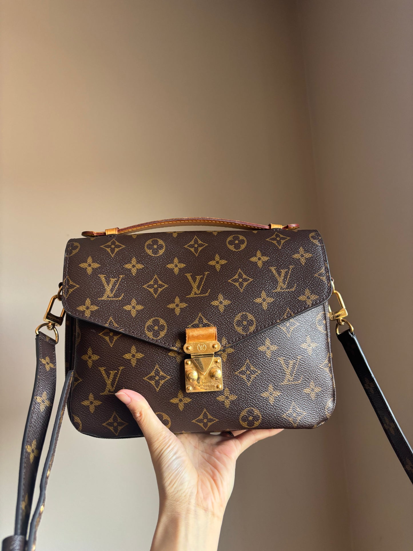 ❗️SOLD❗️ Metis Pochette in Monogram with crossbody strap
