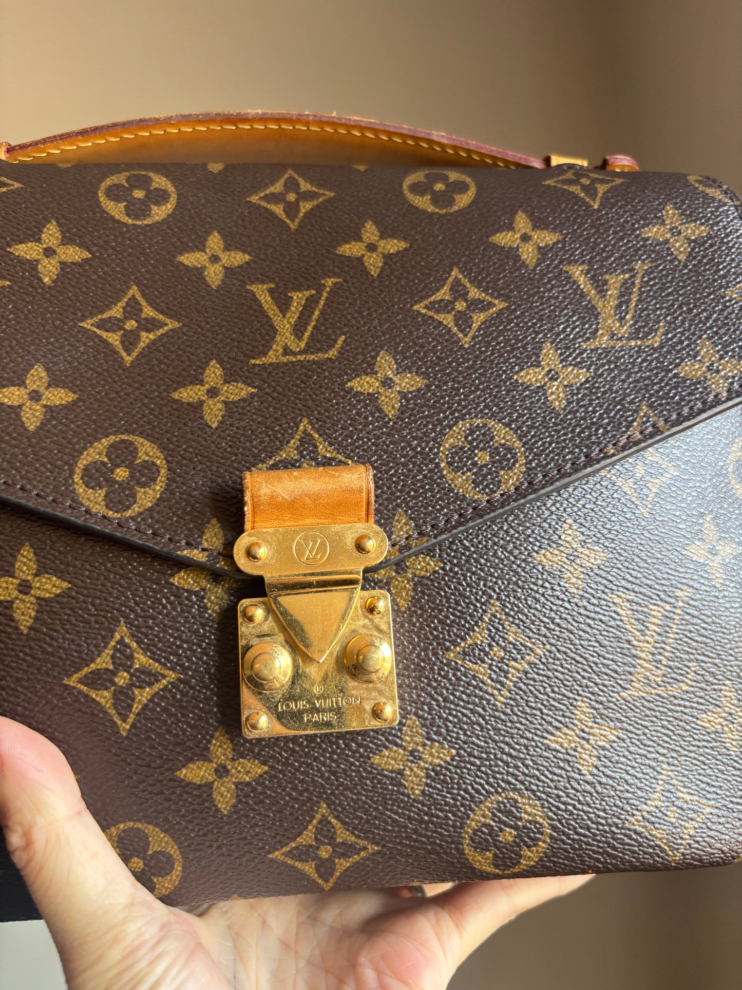 ❗️SOLD❗️ Metis Pochette in Monogram with crossbody strap