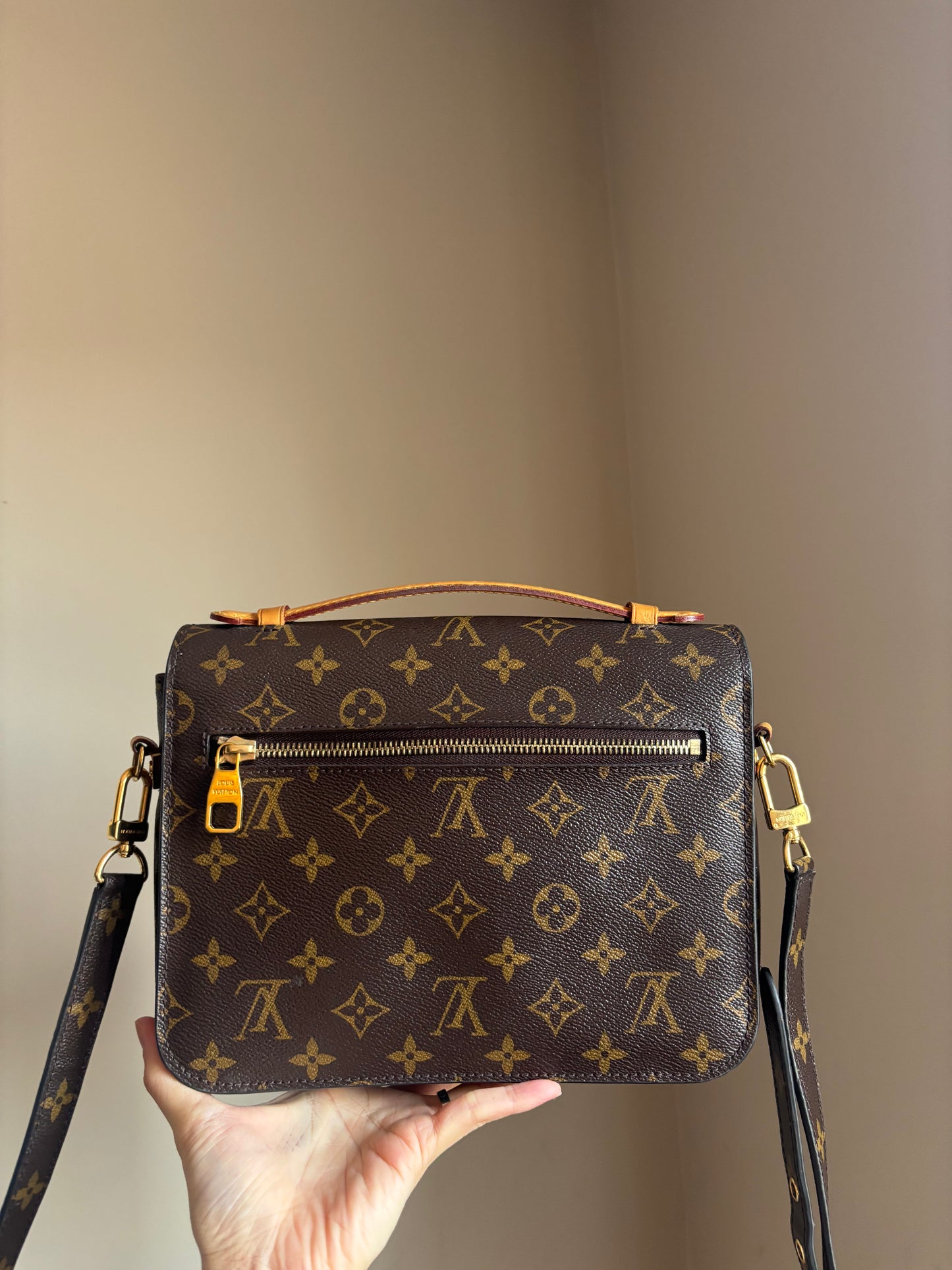 ❗️SOLD❗️ Metis Pochette in Monogram with crossbody strap