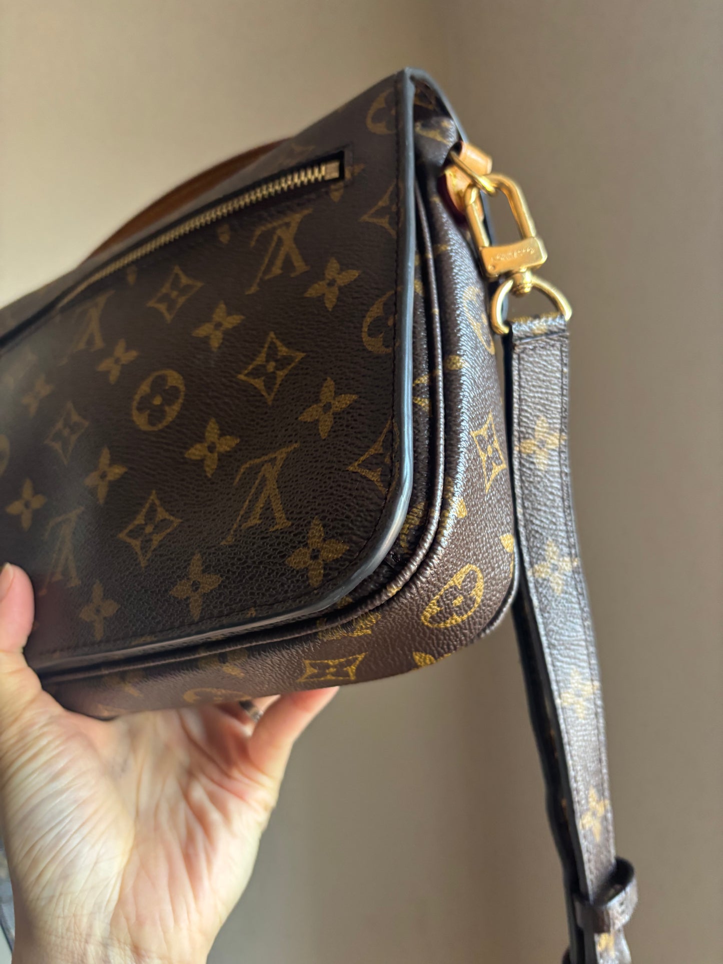 ❗️SOLD❗️ Metis Pochette in Monogram with crossbody strap