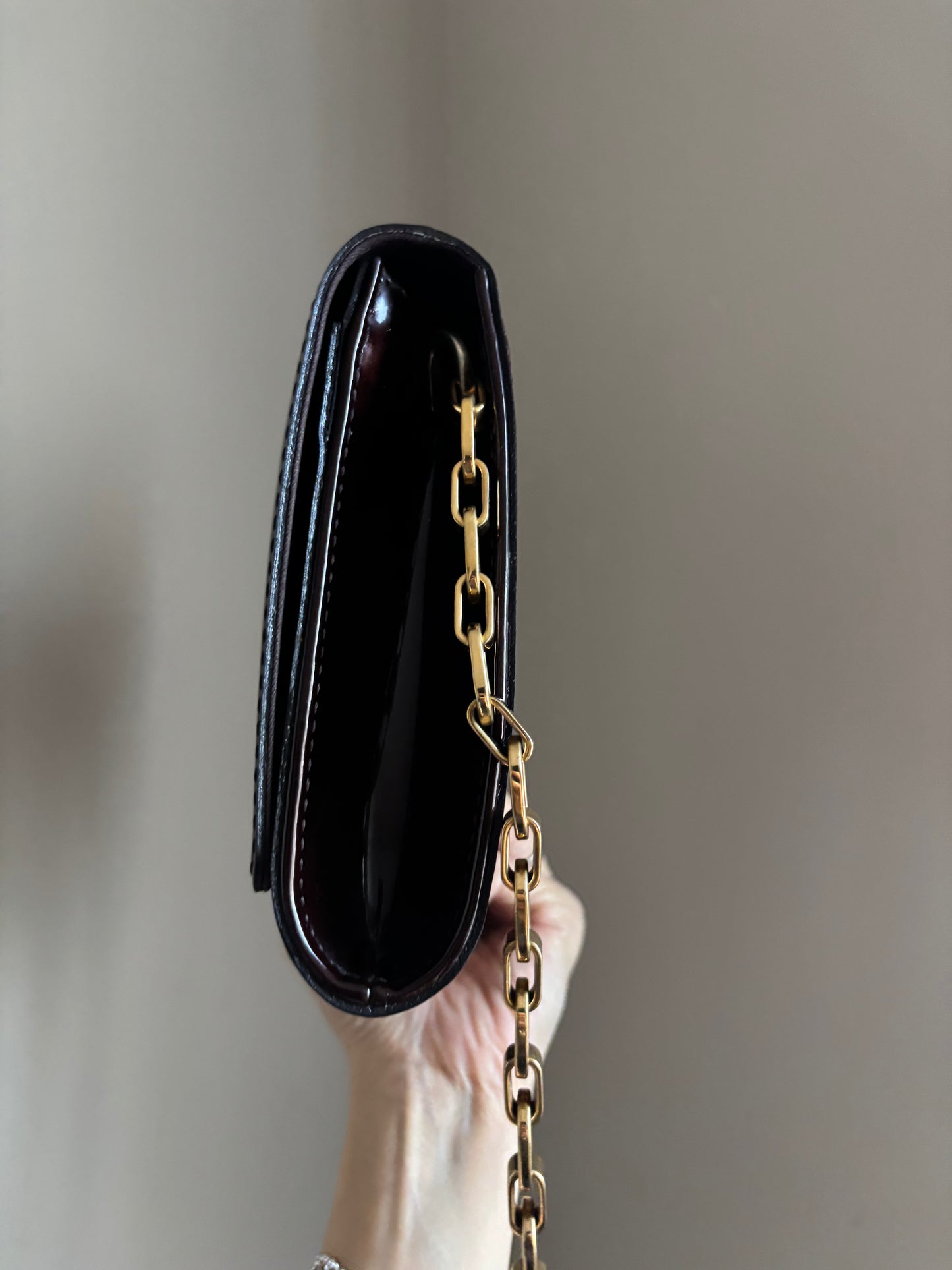 ❗️SOLD❗️ Amarante Vernis Chain Louise GM Bag