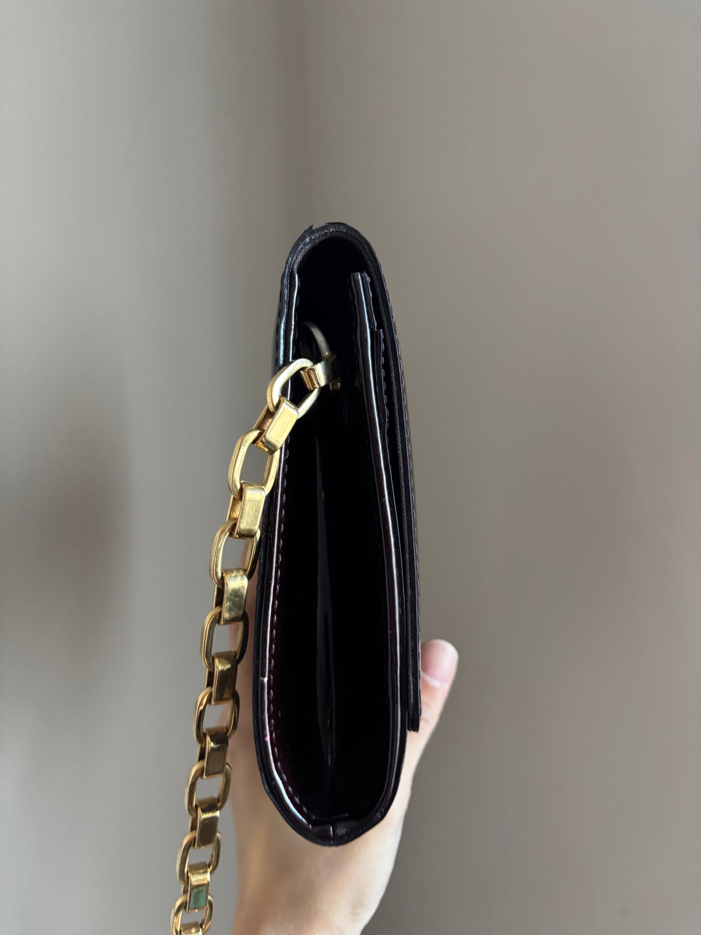 ❗️SOLD❗️ Amarante Vernis Chain Louise GM Bag