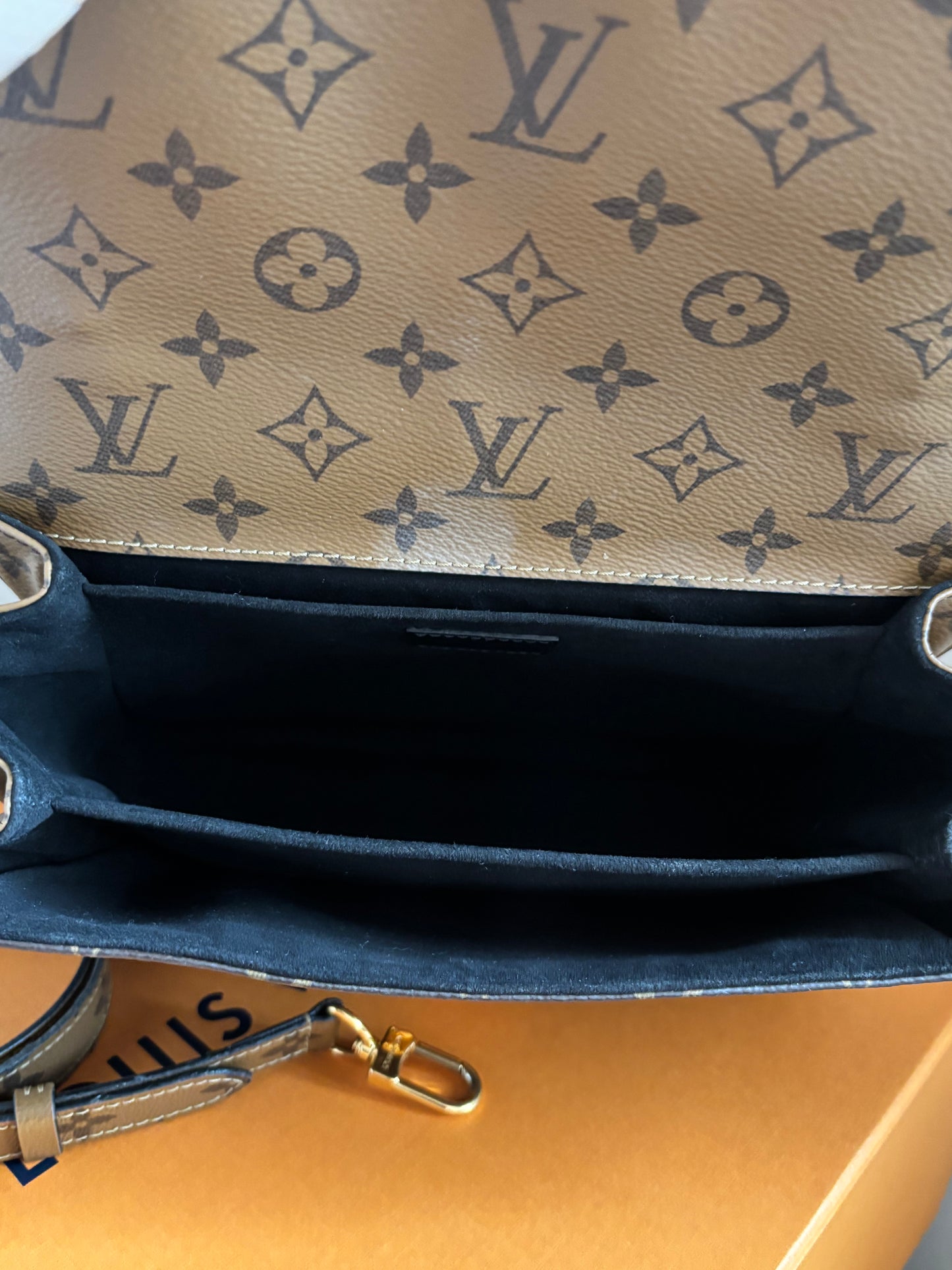 ❗️SOLD❗️Metis Pochette in Reverse Monogram