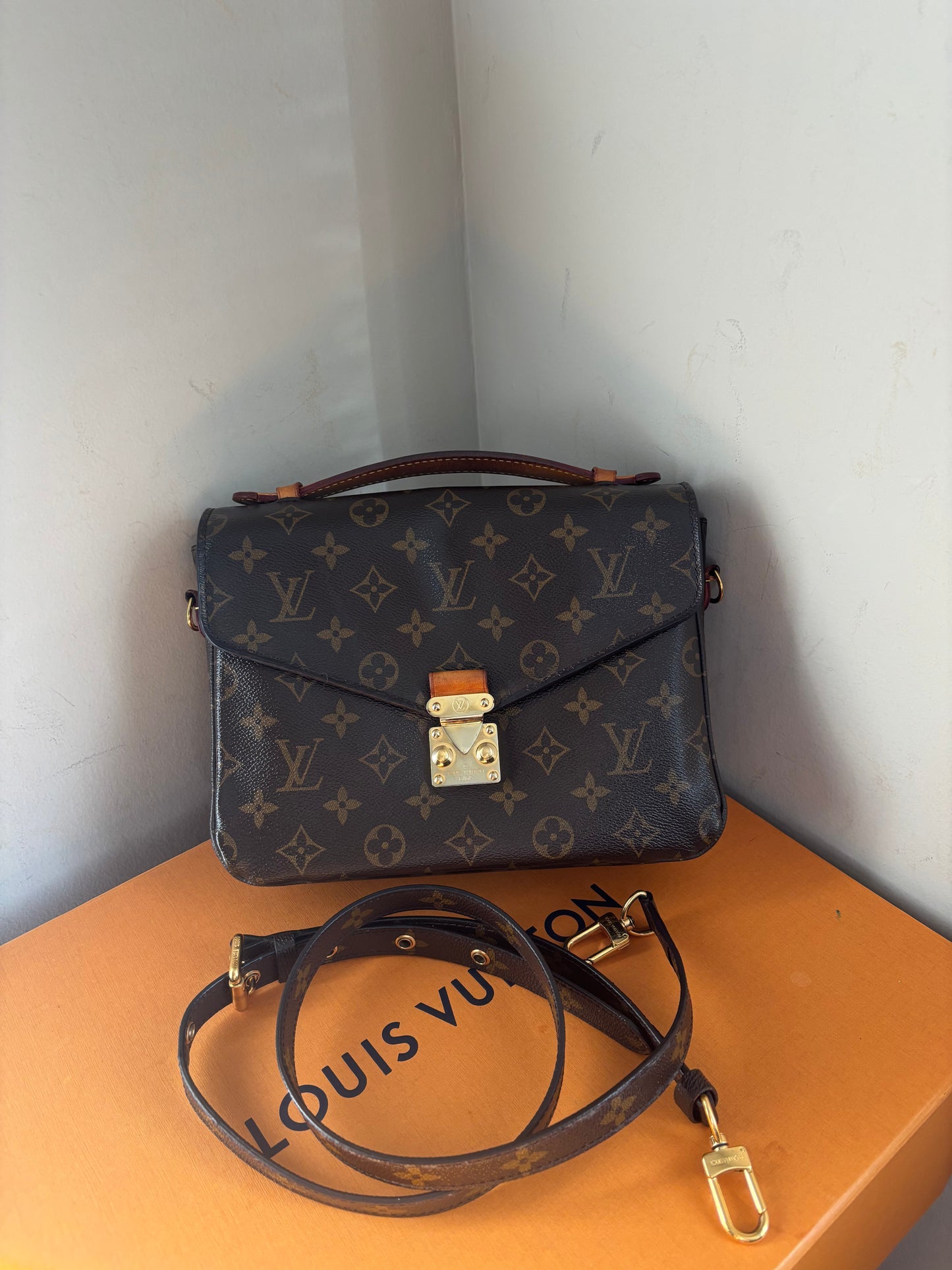 ❗️SOLD❗️ Metis Pochette in Monogram