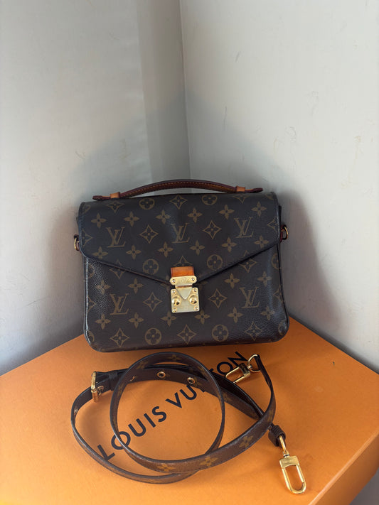 ❗️SOLD❗️ Metis Pochette in Monogram