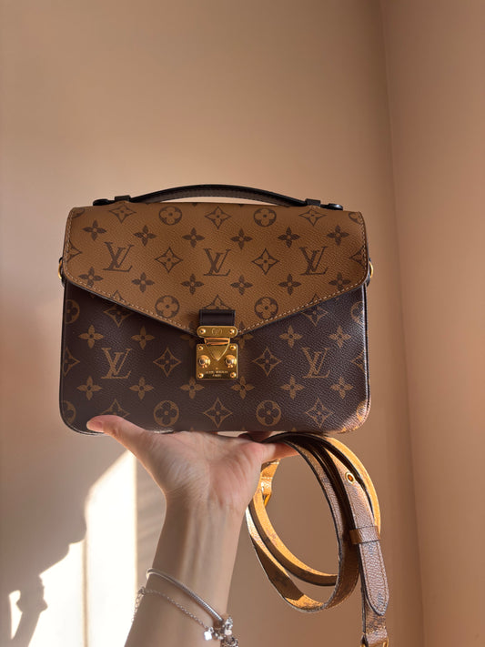 ❗️SOLD❗️Metis Pochette in Reverse Monogram