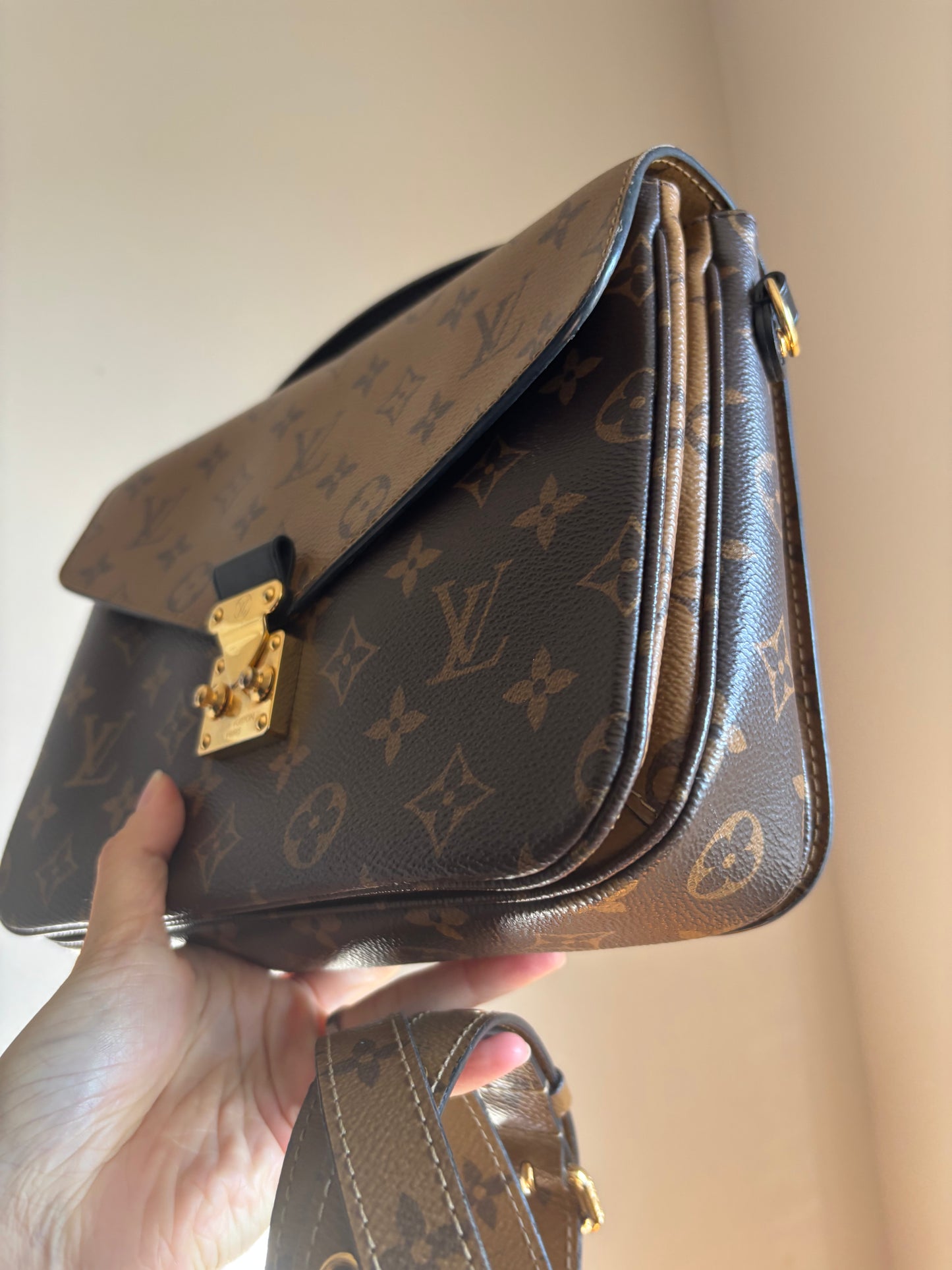 ❗️SOLD❗️Metis Pochette in Reverse Monogram