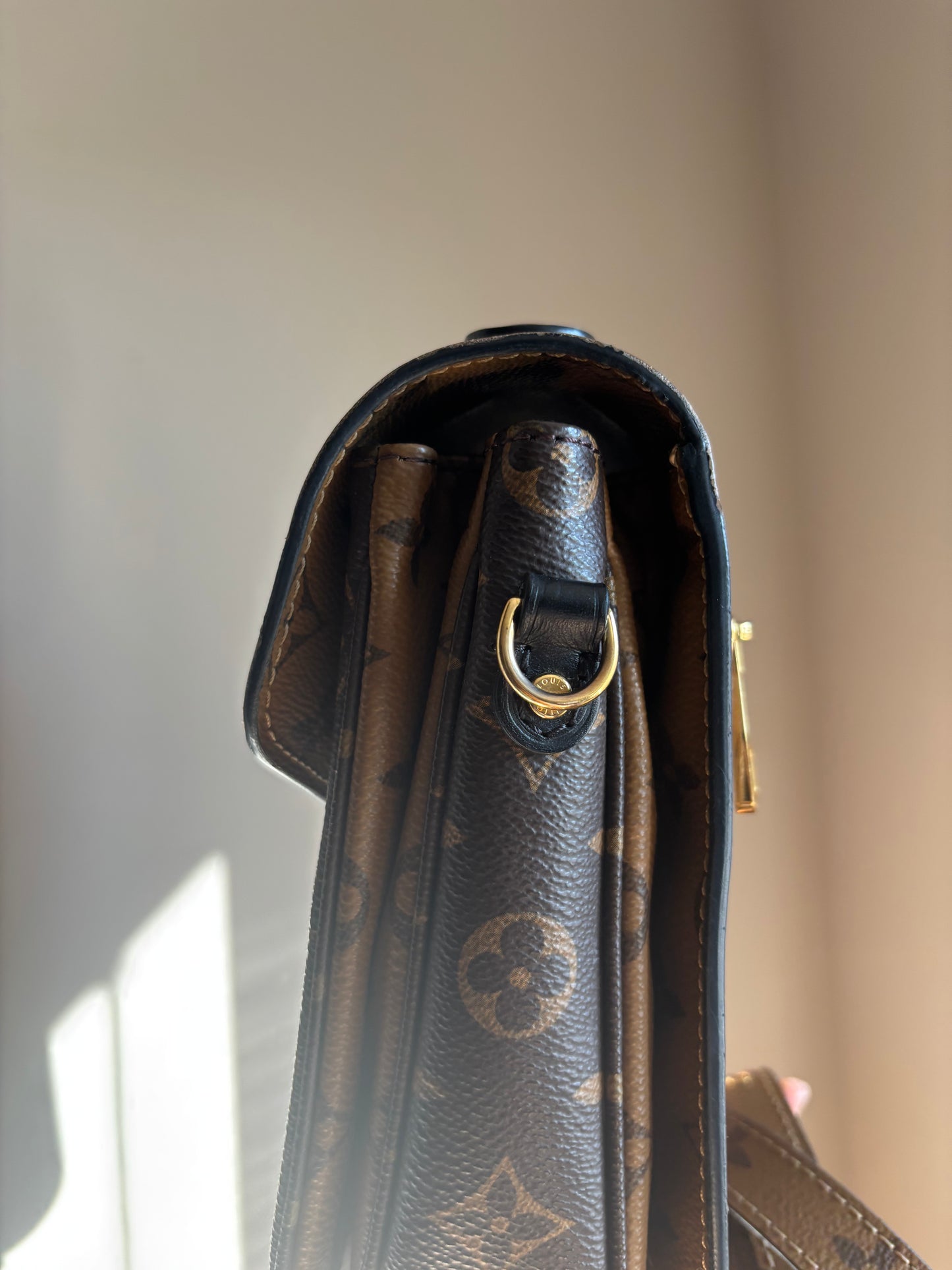 ❗️SOLD❗️Metis Pochette in Reverse Monogram
