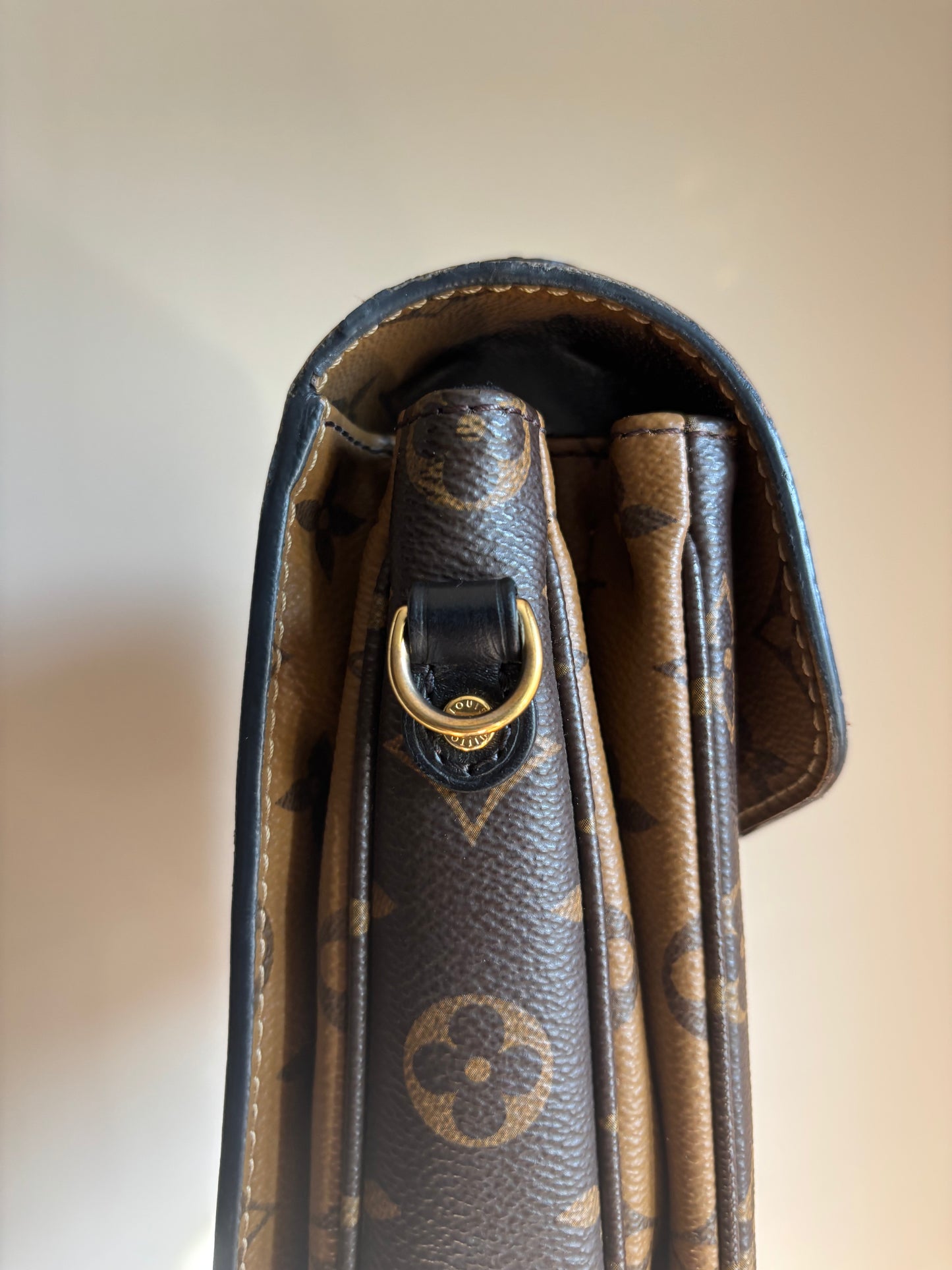❗️SOLD❗️Metis Pochette in Reverse Monogram