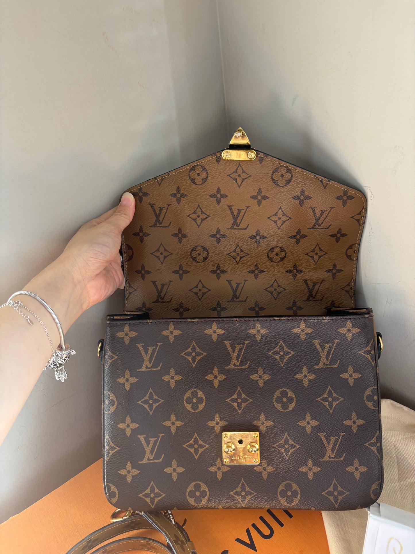 ❗️SOLD❗️Metis Pochette in Reverse Monogram