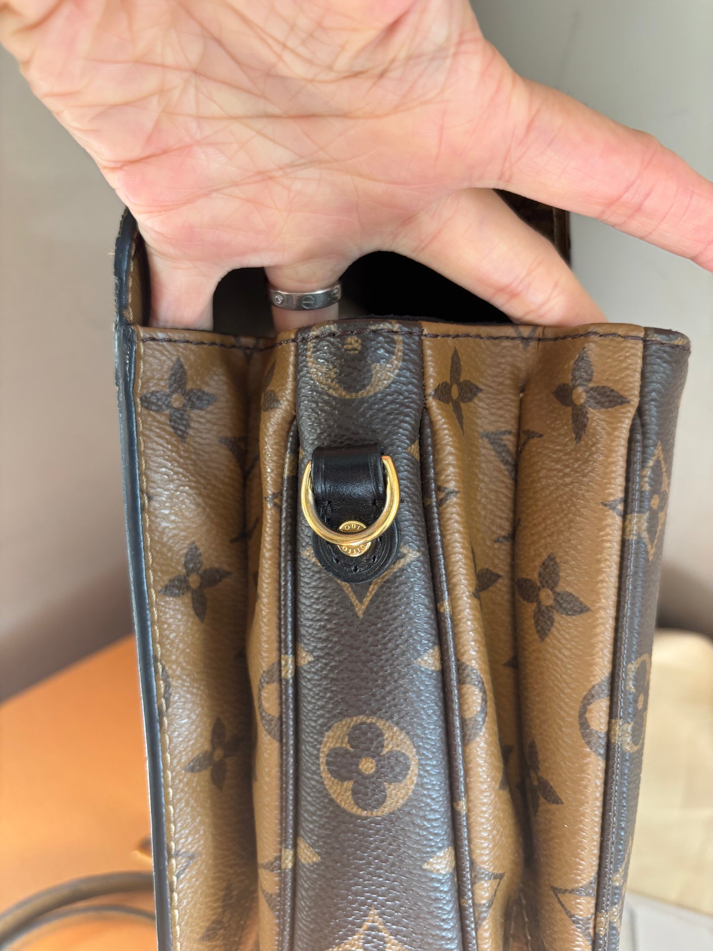 ❗️SOLD❗️Metis Pochette in Reverse Monogram