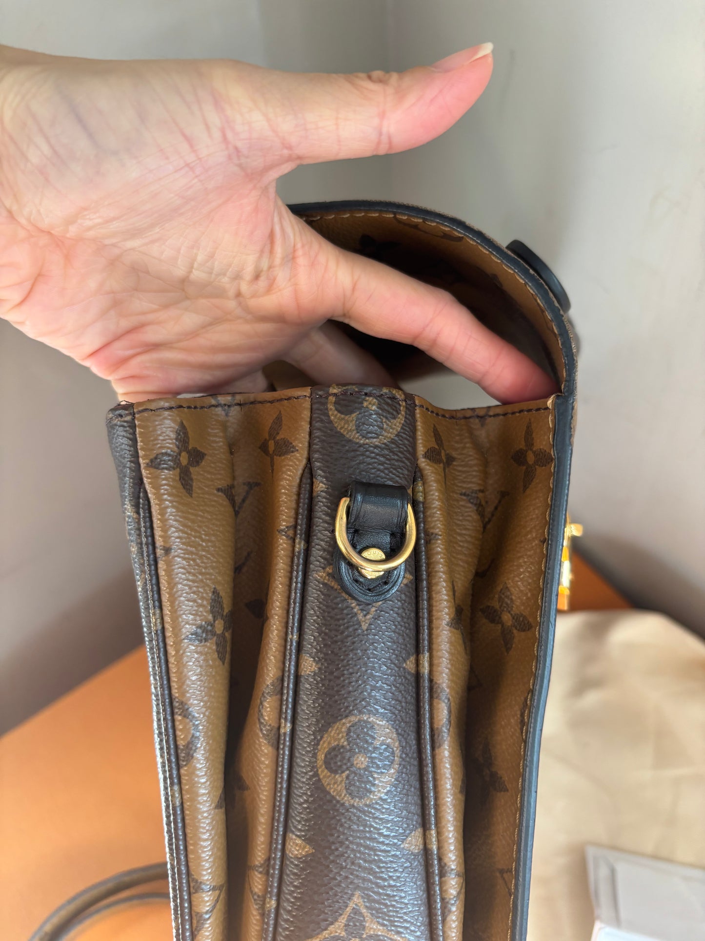 ❗️SOLD❗️Metis Pochette in Reverse Monogram
