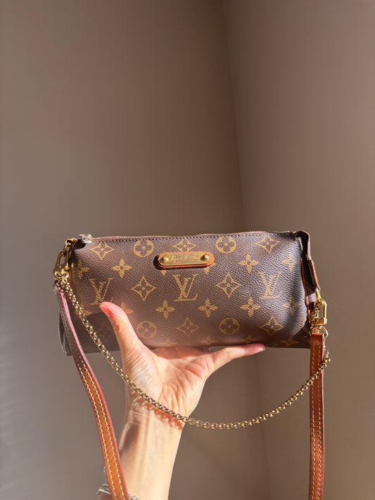 ❗️SOLD❗️ Eva Clutch Bag in Strap in Monogram