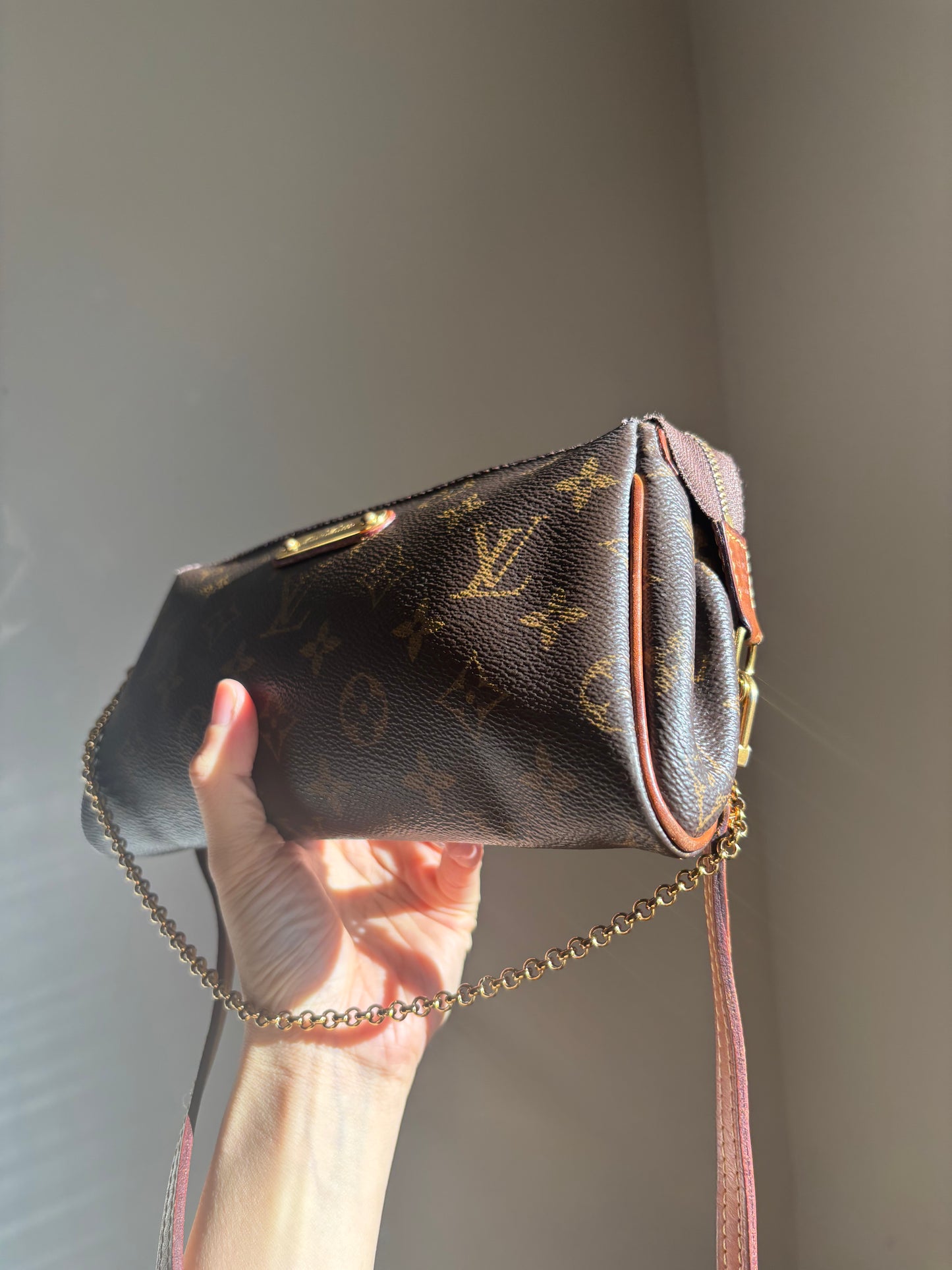 ❗️SOLD❗️ Eva Clutch Bag in Strap in Monogram