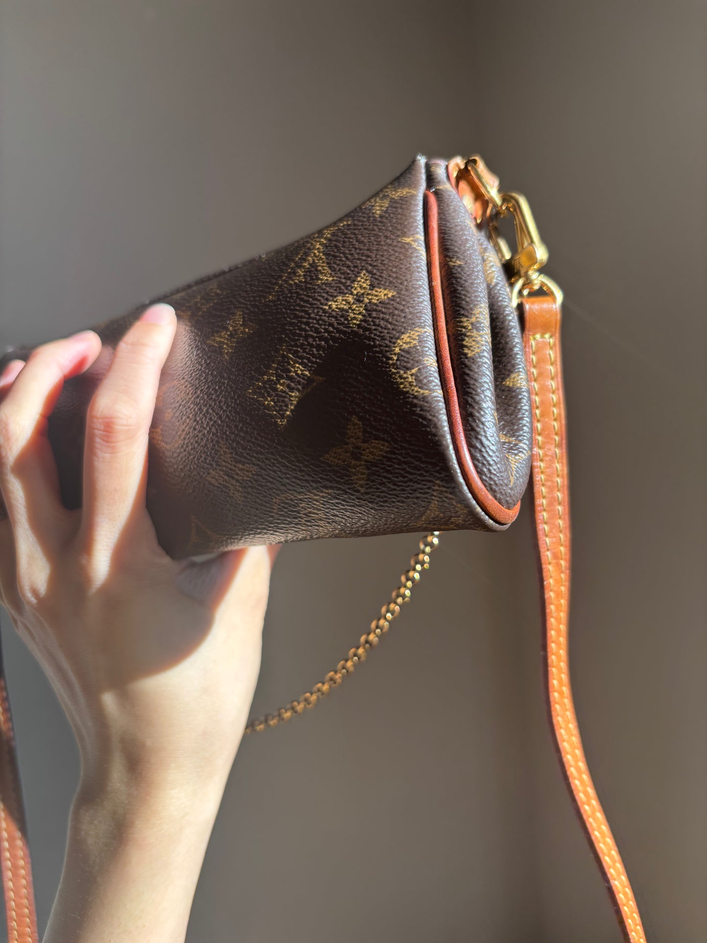 ❗️SOLD❗️ Eva Clutch Bag in Strap in Monogram