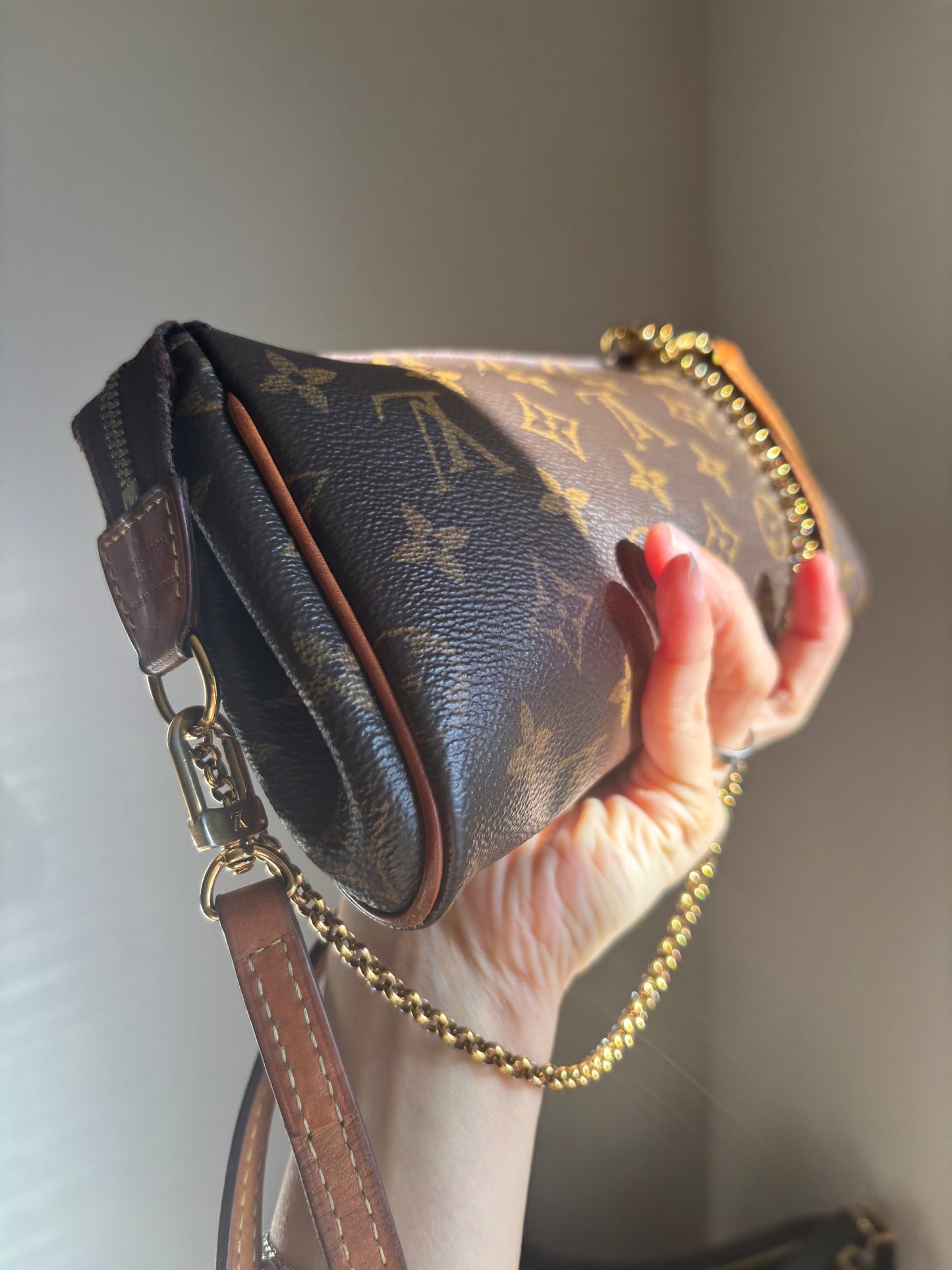 ❗️SOLD❗️ Eva Clutch Bag in Strap in Monogram